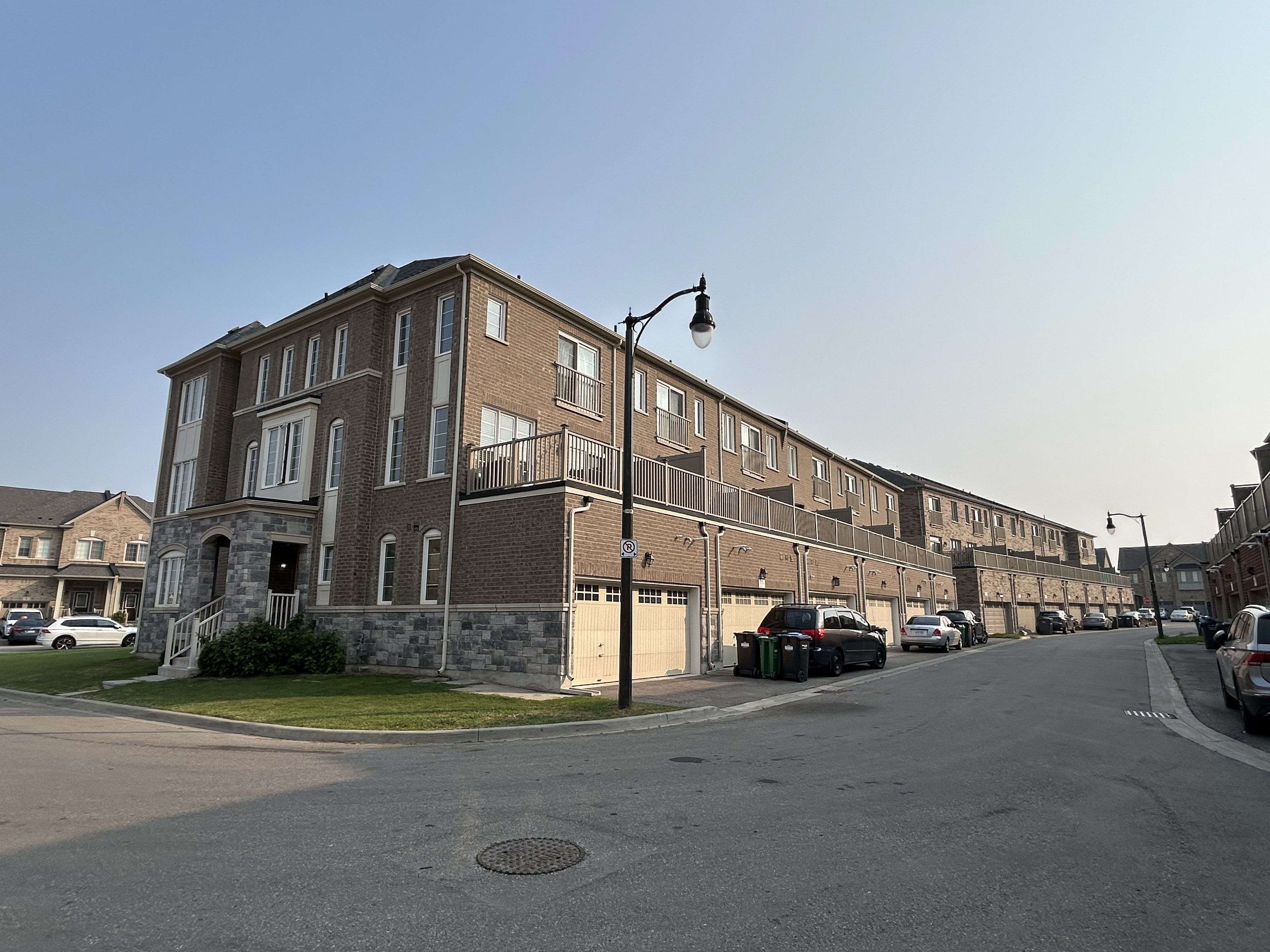 Brampton, ON L6Y 6C5,3 Temple Manor RD