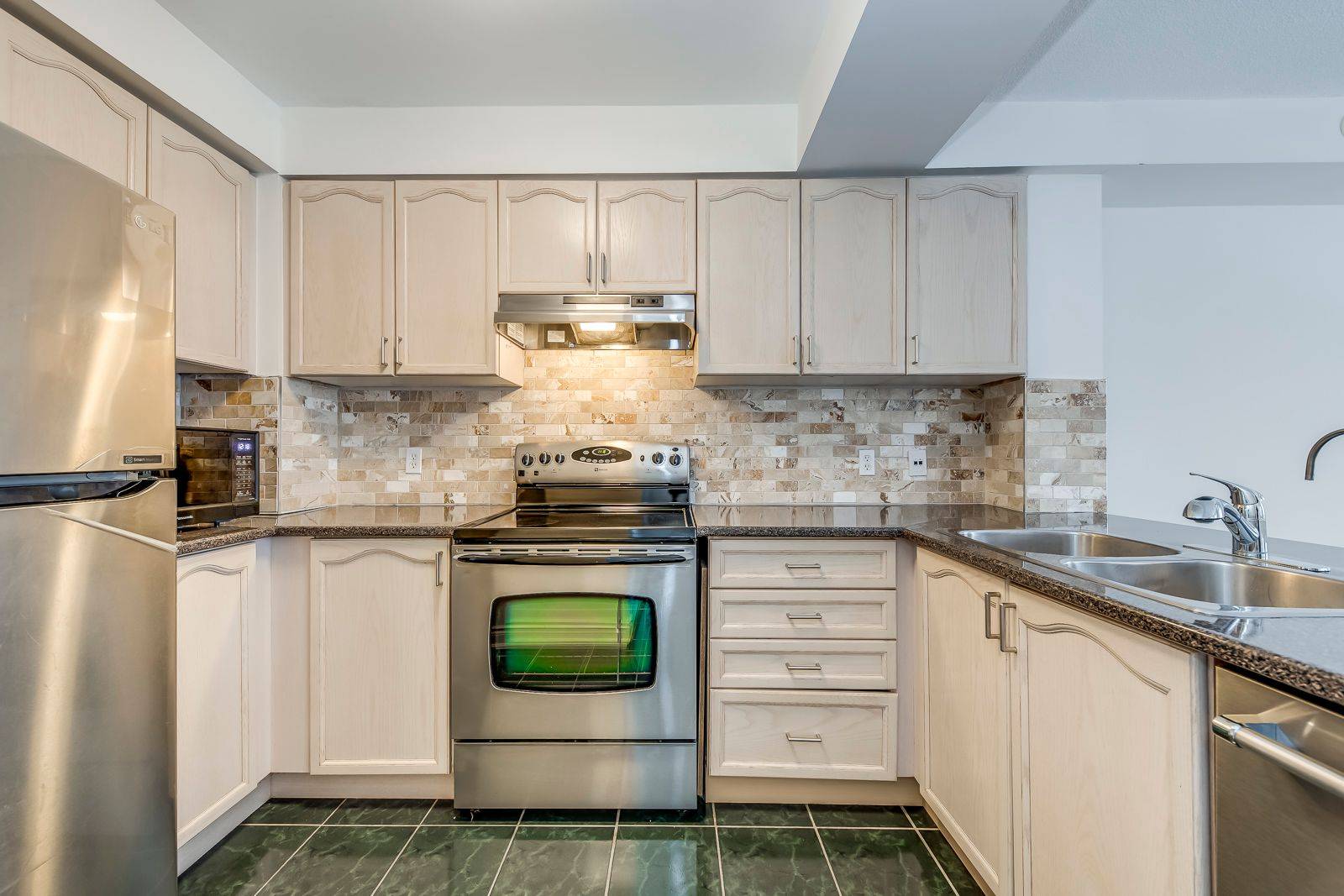 Mississauga, ON L5B 4K3,605 Shoreline DR #11