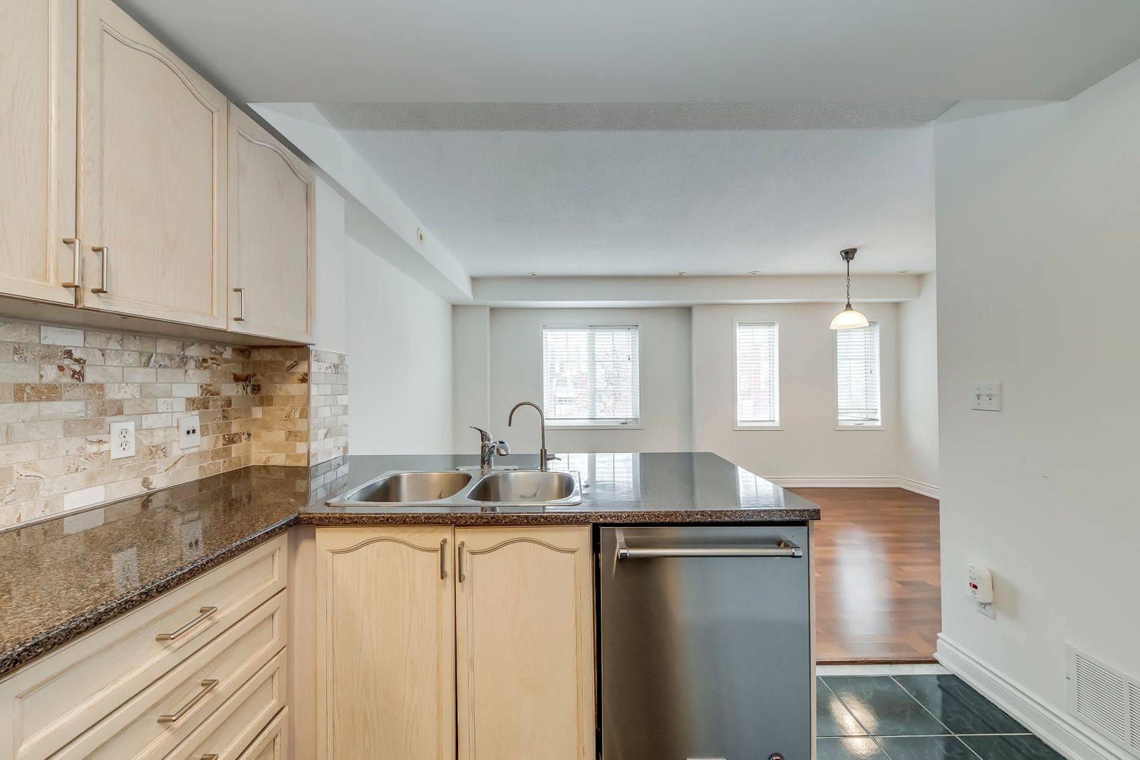 Mississauga, ON L5B 4K3,605 Shoreline DR #11