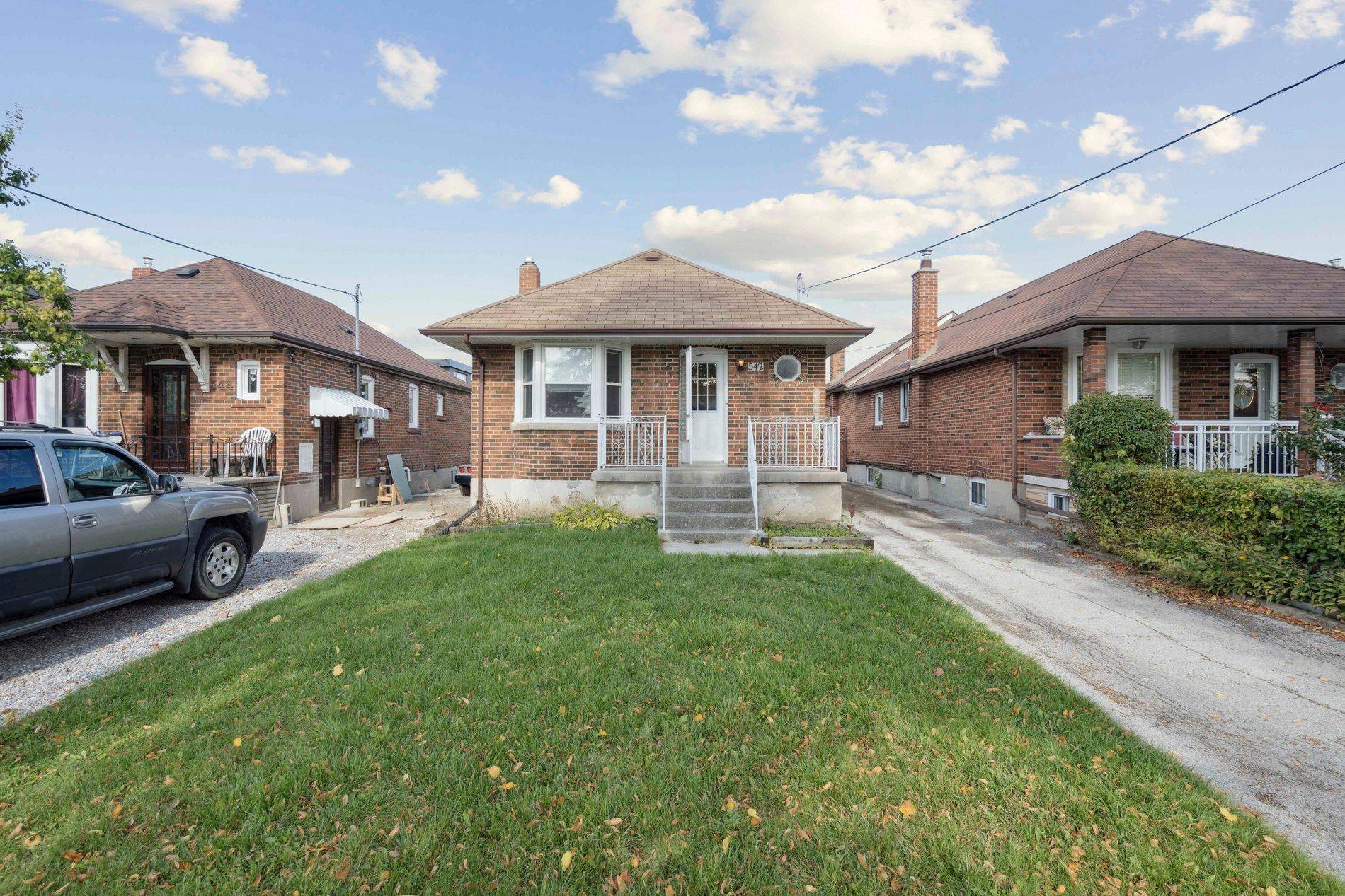 Toronto W04, ON M6B 2G3,542 Glen Park AVE #Main