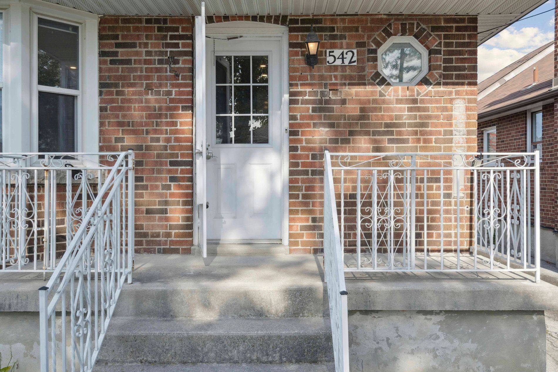 Toronto W04, ON M6B 2G3,542 Glen Park AVE #Main