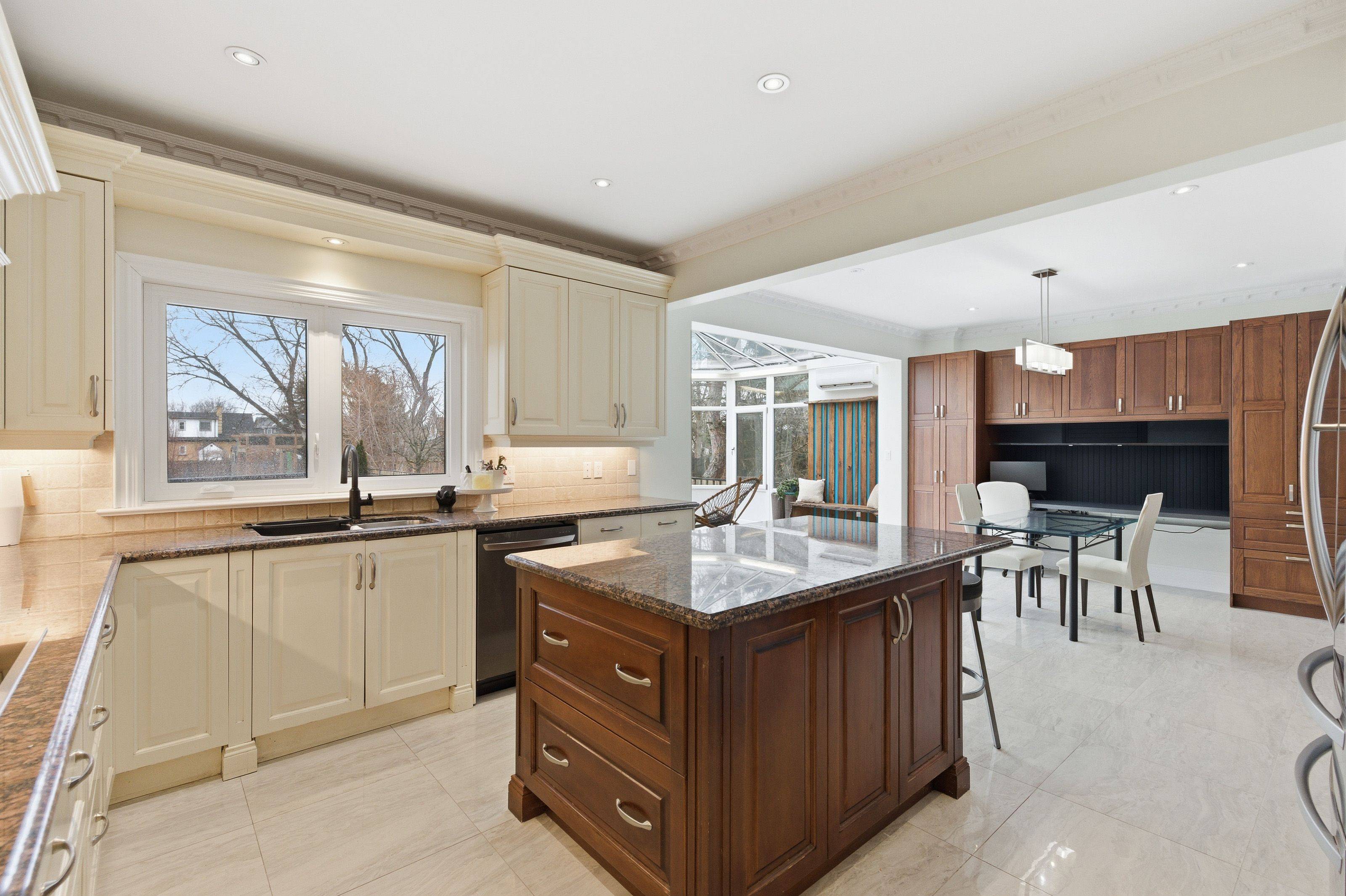 Mississauga, ON L5E 2A8,1357 Alexandra AVE