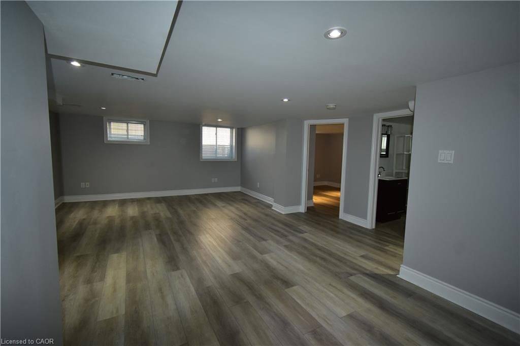 Burlington, ON L7R 3T1,2176 Queensway DR #2