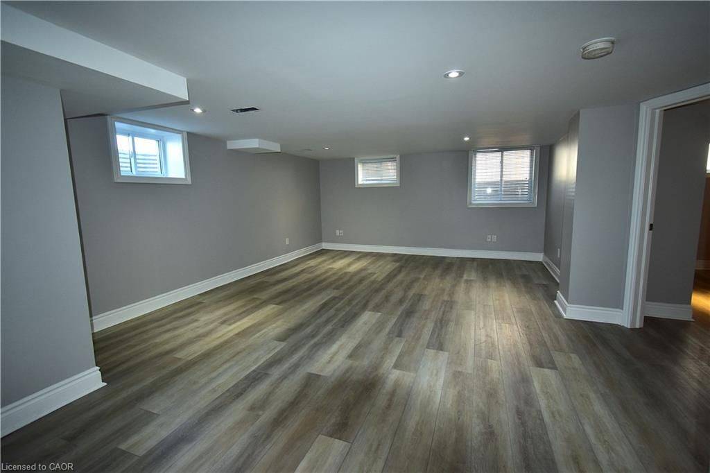 Burlington, ON L7R 3T1,2176 Queensway DR #2