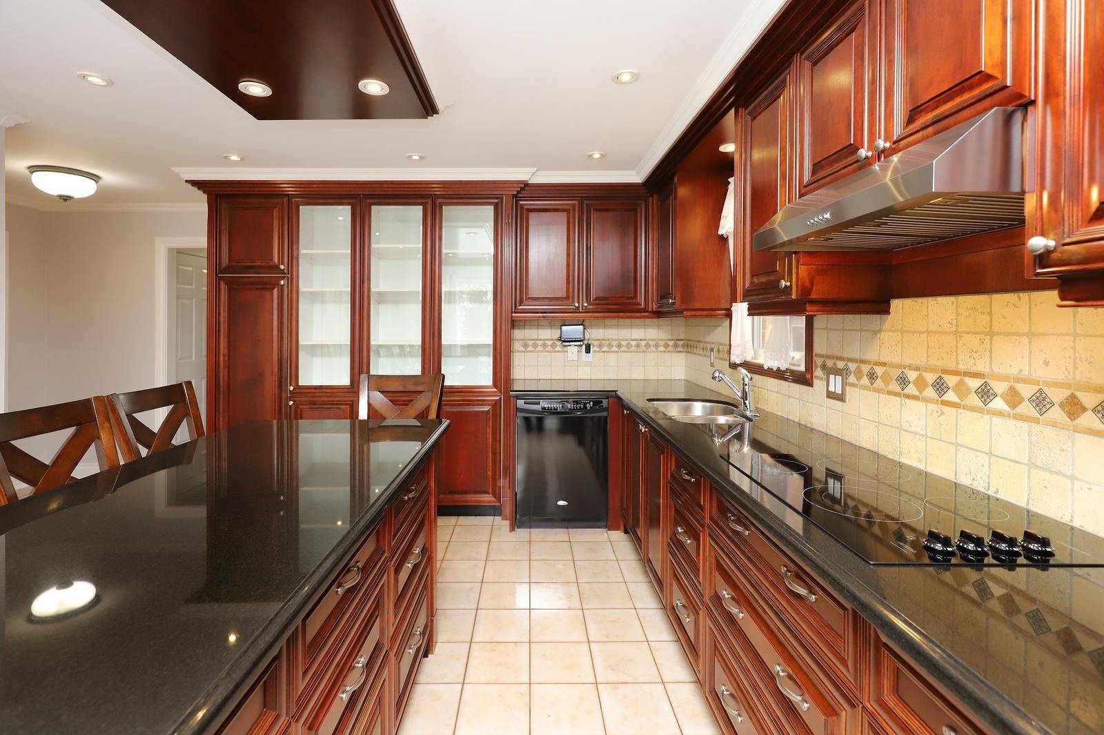 Mississauga, ON L4Y 1G2,1086 Hedge DR