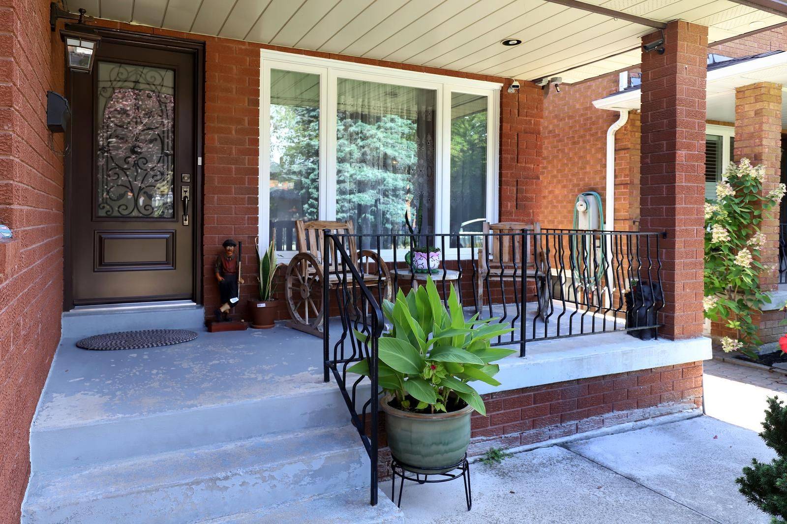 Mississauga, ON L4Y 1G2,1086 Hedge DR