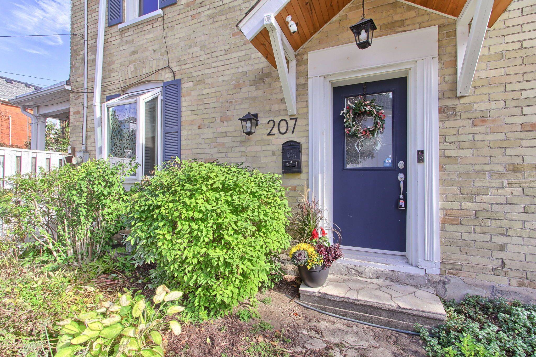 Cambridge, ON N3H 1N1,207 Waterloo ST N