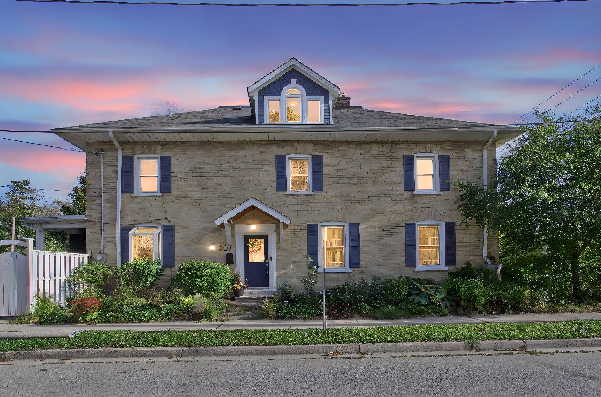 Cambridge, ON N3H 1N1,207 Waterloo ST N