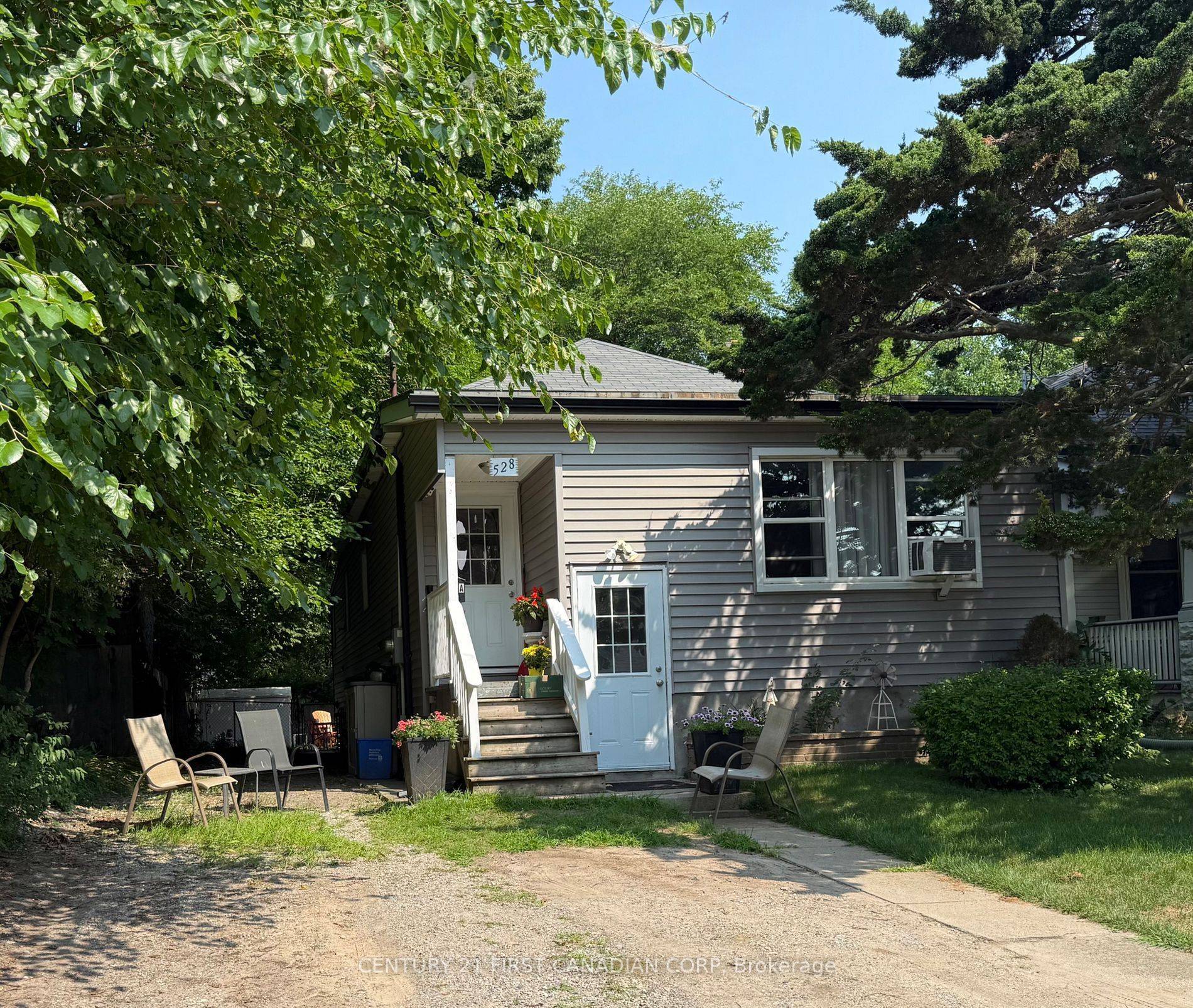 London East, ON N5Y 2Z6,528 Pall Mall St ST