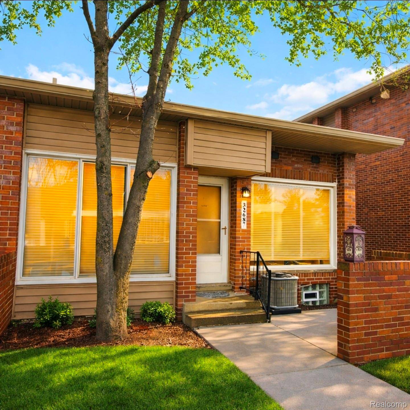 Livonia, MI 48154,32687 5 Mile RD