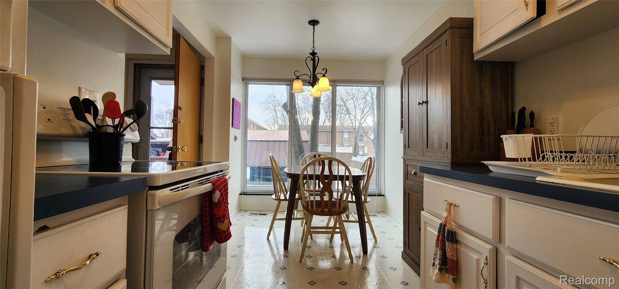 Livonia, MI 48154,32687 5 Mile RD