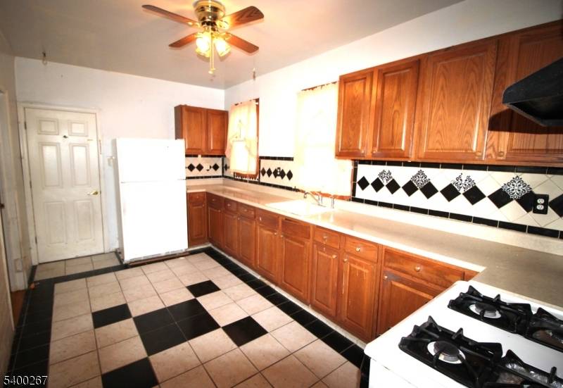 Kearny Town, NJ 07032,317 Davis Ave