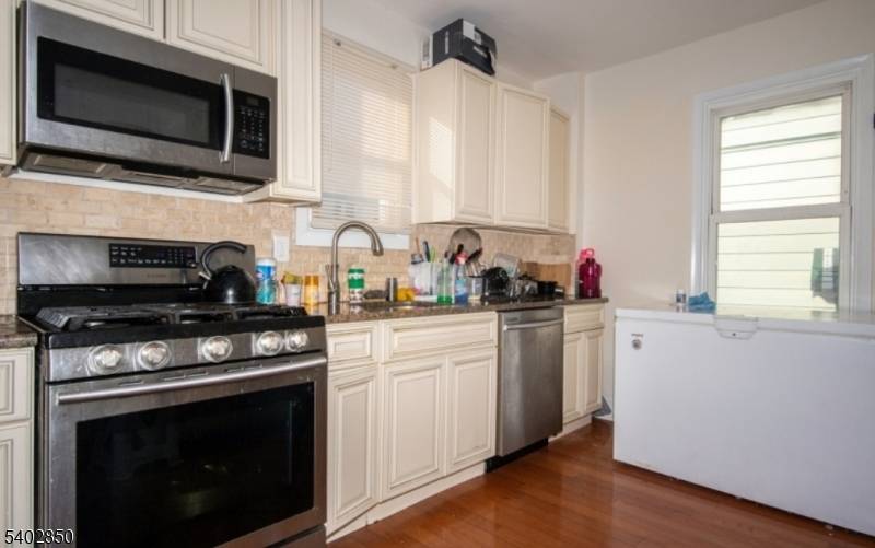 Irvington Twp., NJ 07111,20 Mount Vernon Ave