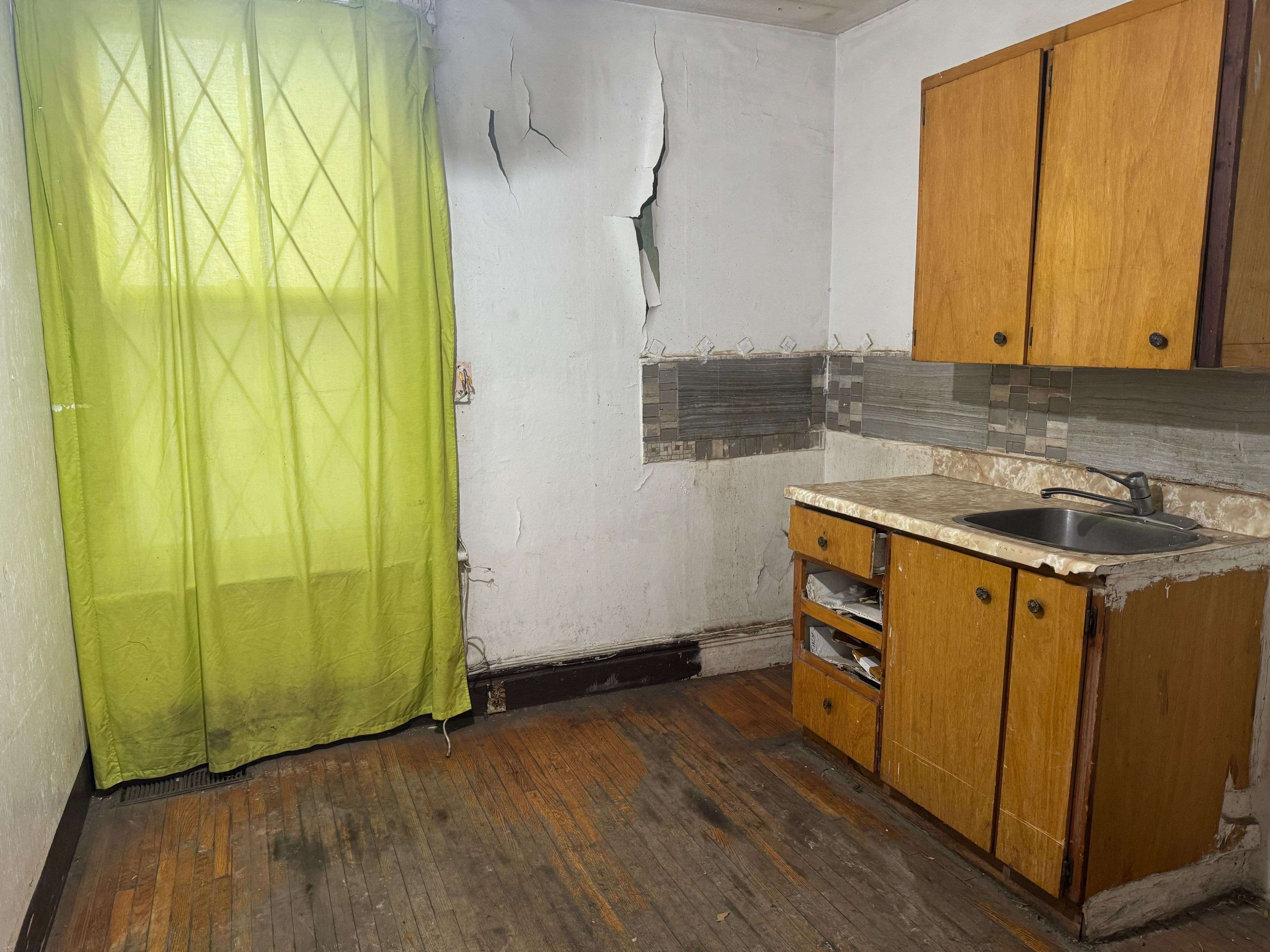 Toronto C01, ON M5S 2M5,176 Brunswick AVE