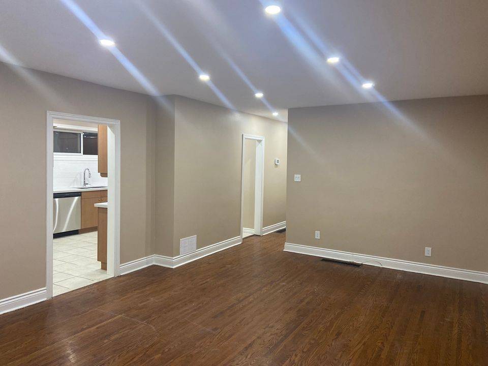 Whitby, ON L1N 1Z3,330 Rosedale DR