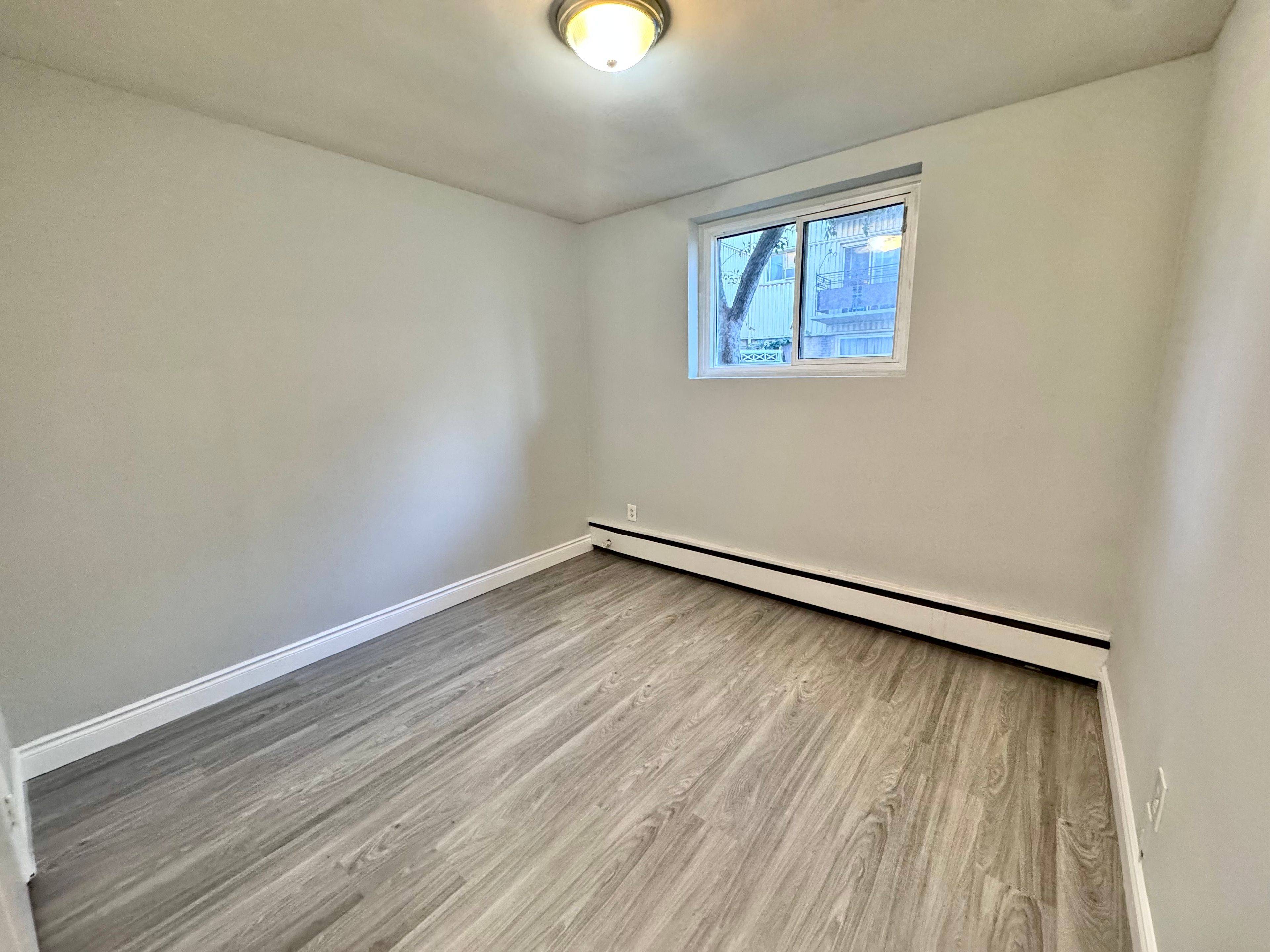 Oshawa, ON L1J 1Z1,4-323 Gibb ST