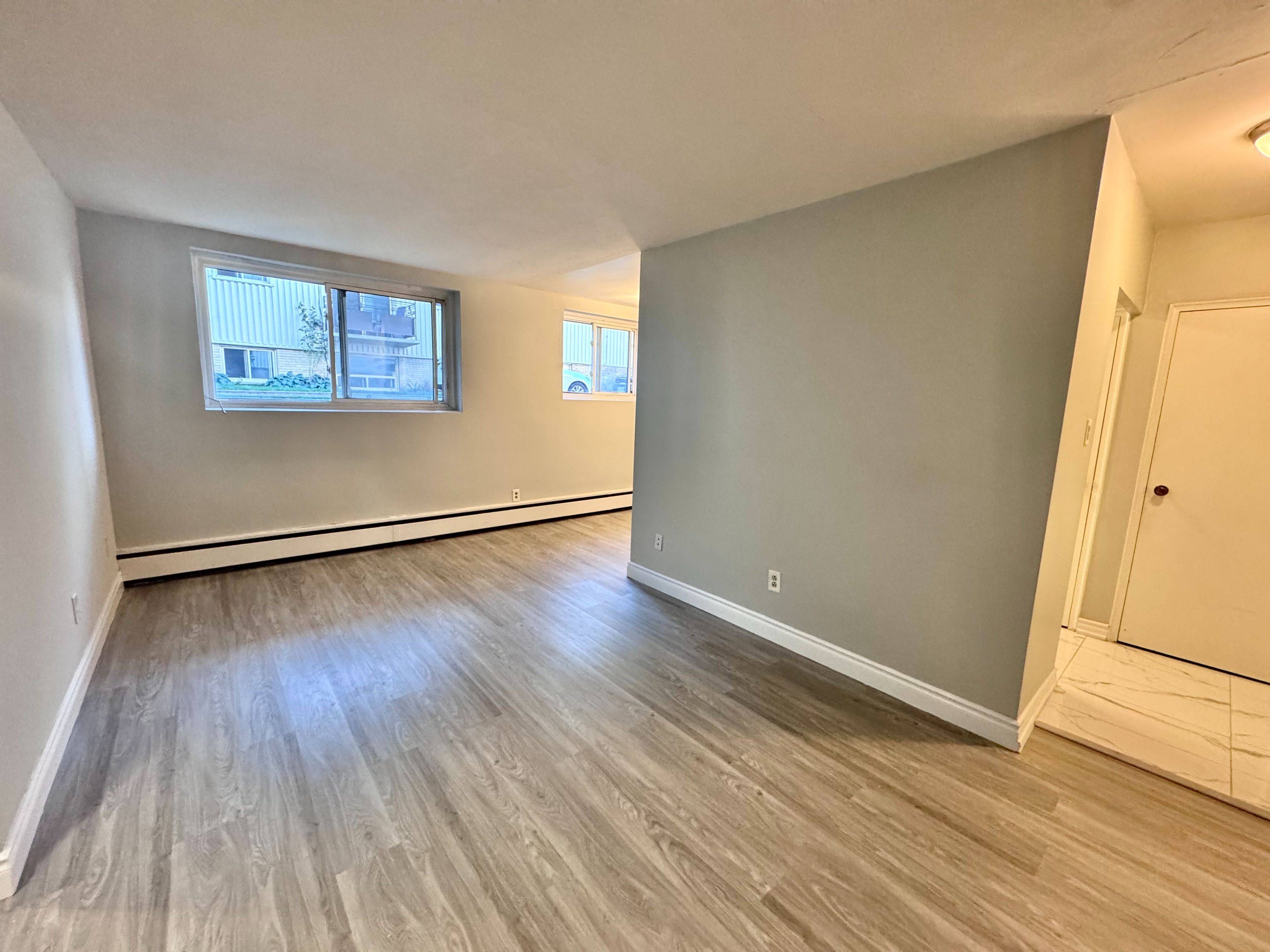 Oshawa, ON L1J 1Z1,4-323 Gibb ST