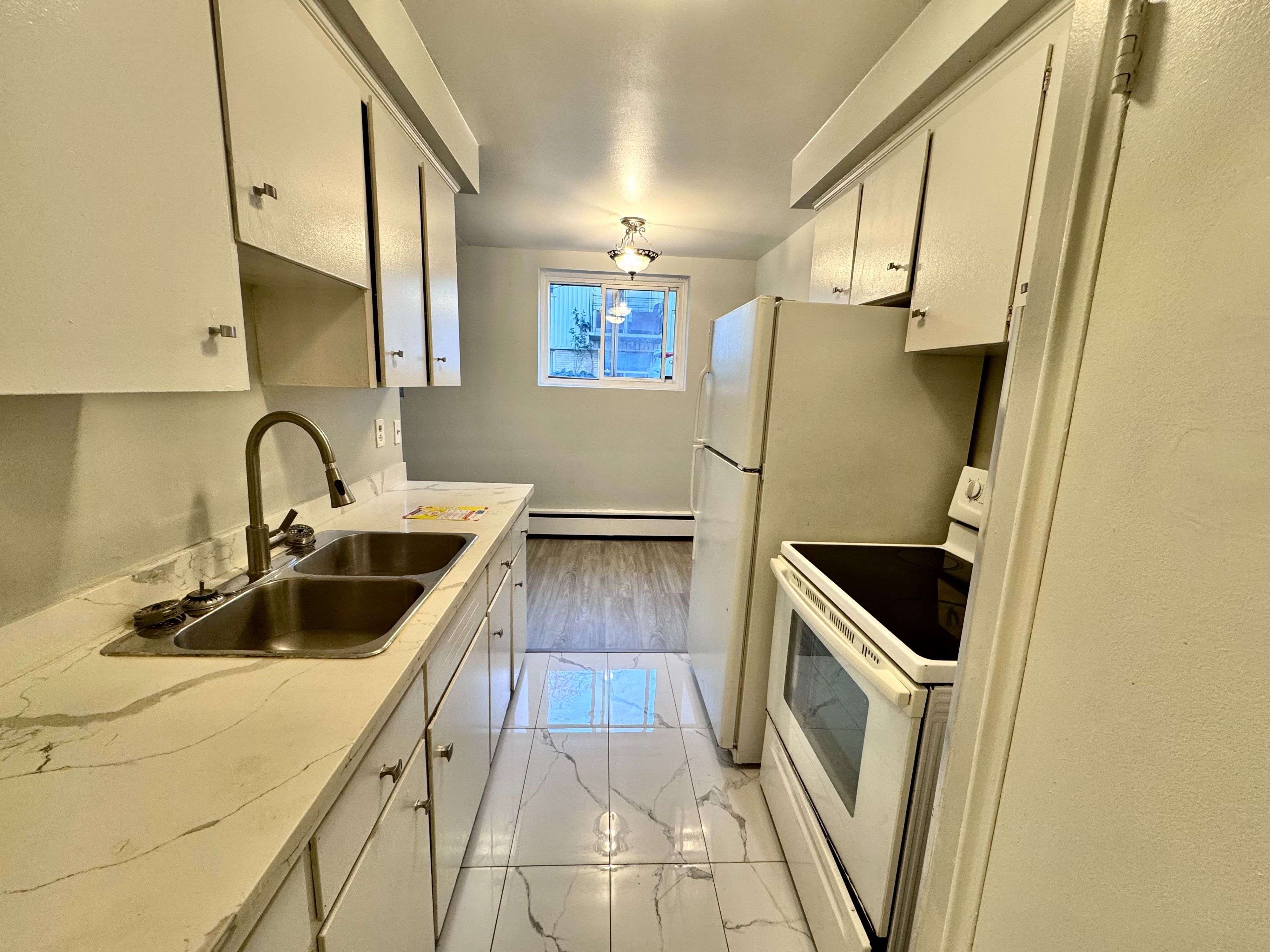 Oshawa, ON L1J 1Z1,4-323 Gibb ST