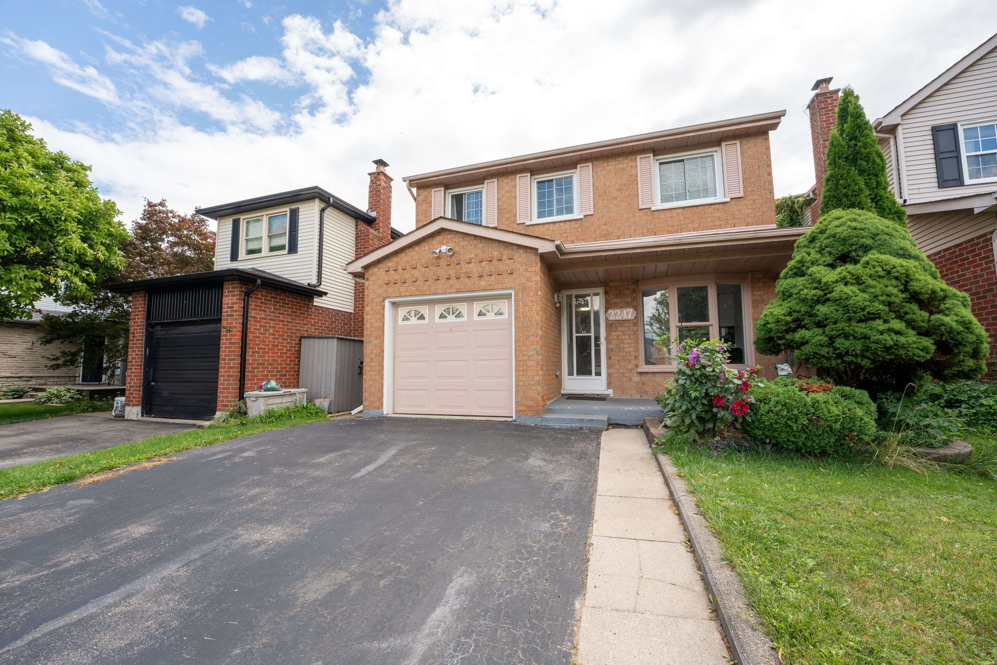 Burlington, ON L7M 3H4,2247 Silverbirch CT