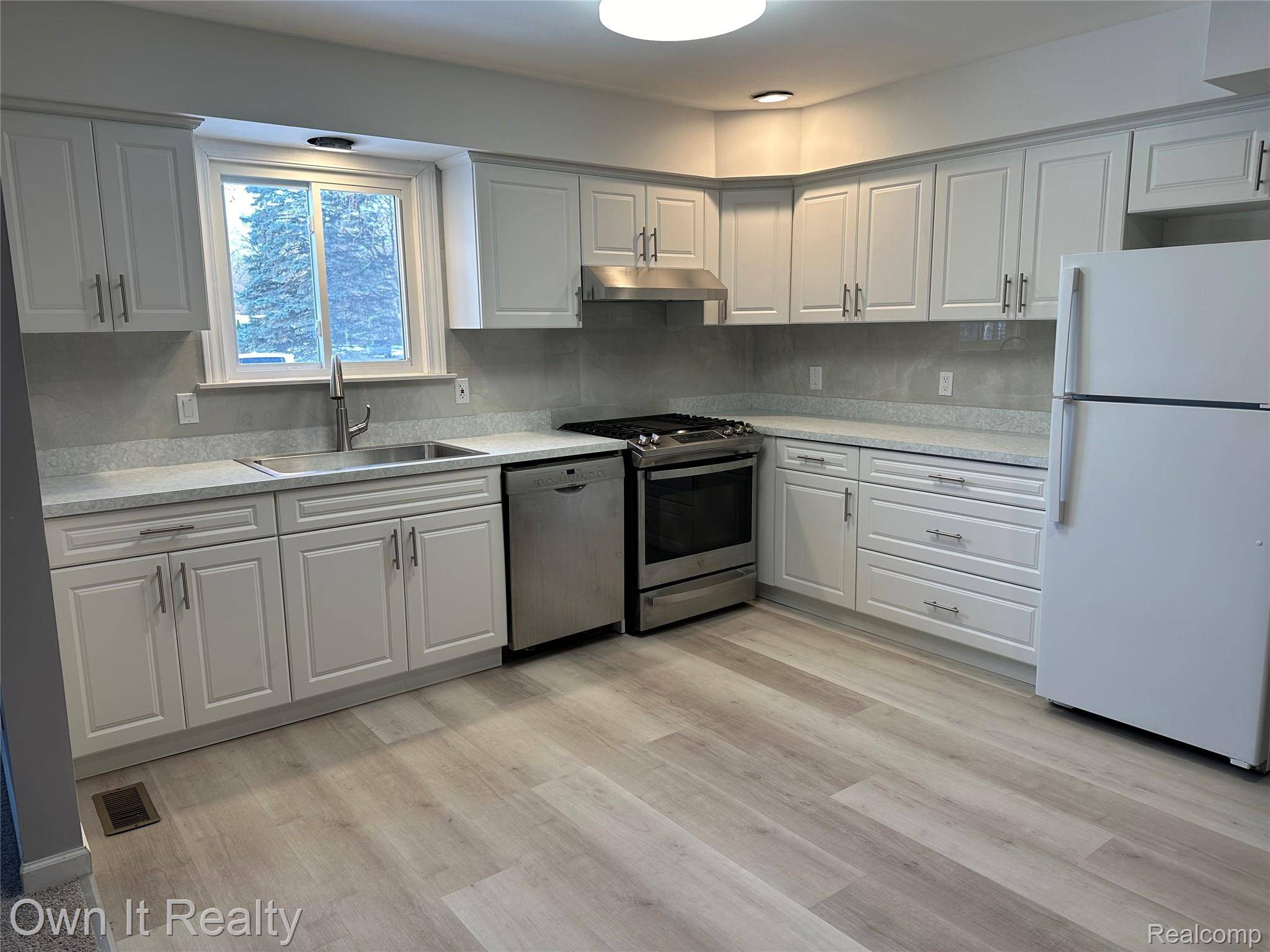 Dearborn Heights, MI 48127,20195 River Oaks DR