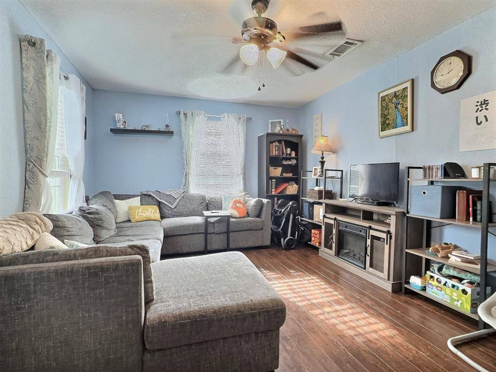 Bonham, TX 75418,220 E Evans Avenue