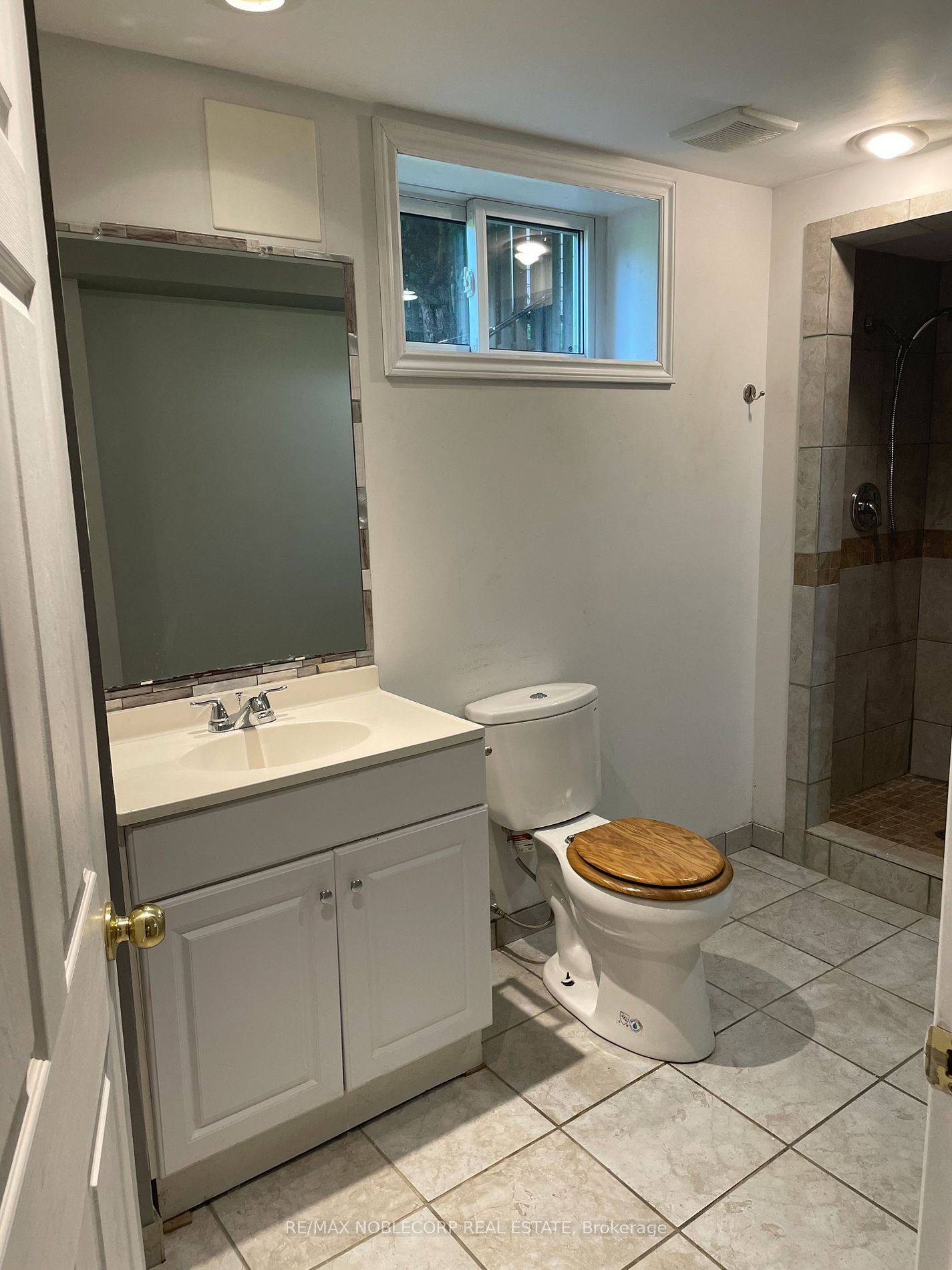 Bradford West Gwillimbury, ON L3Z 1W1,166 Collings AVE #Bsmt