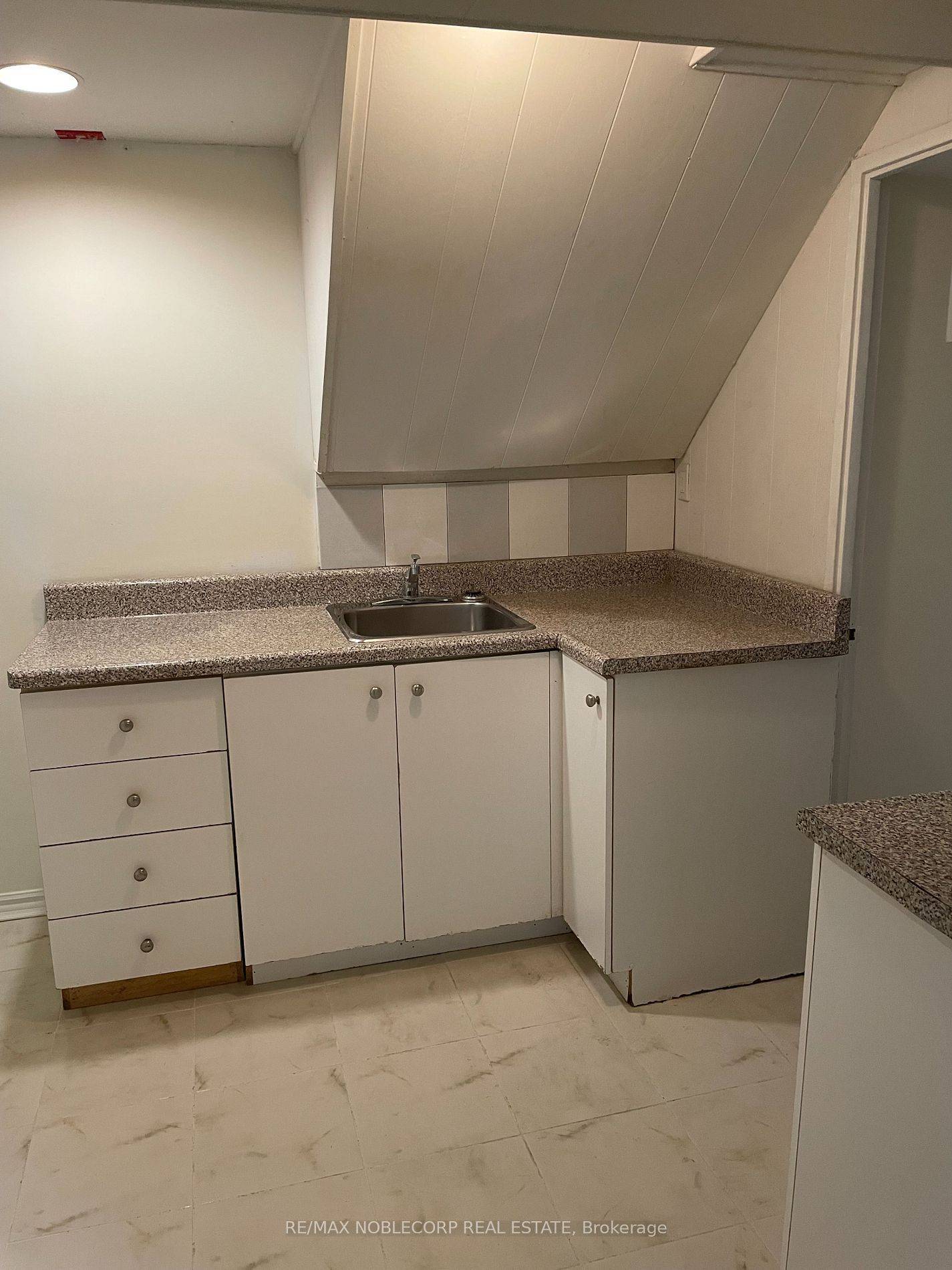 Bradford West Gwillimbury, ON L3Z 1W1,166 Collings AVE #Bsmt