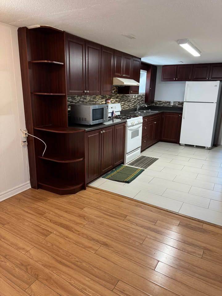 Toronto W05, ON M9L 1L3,190 Cabana DR #B