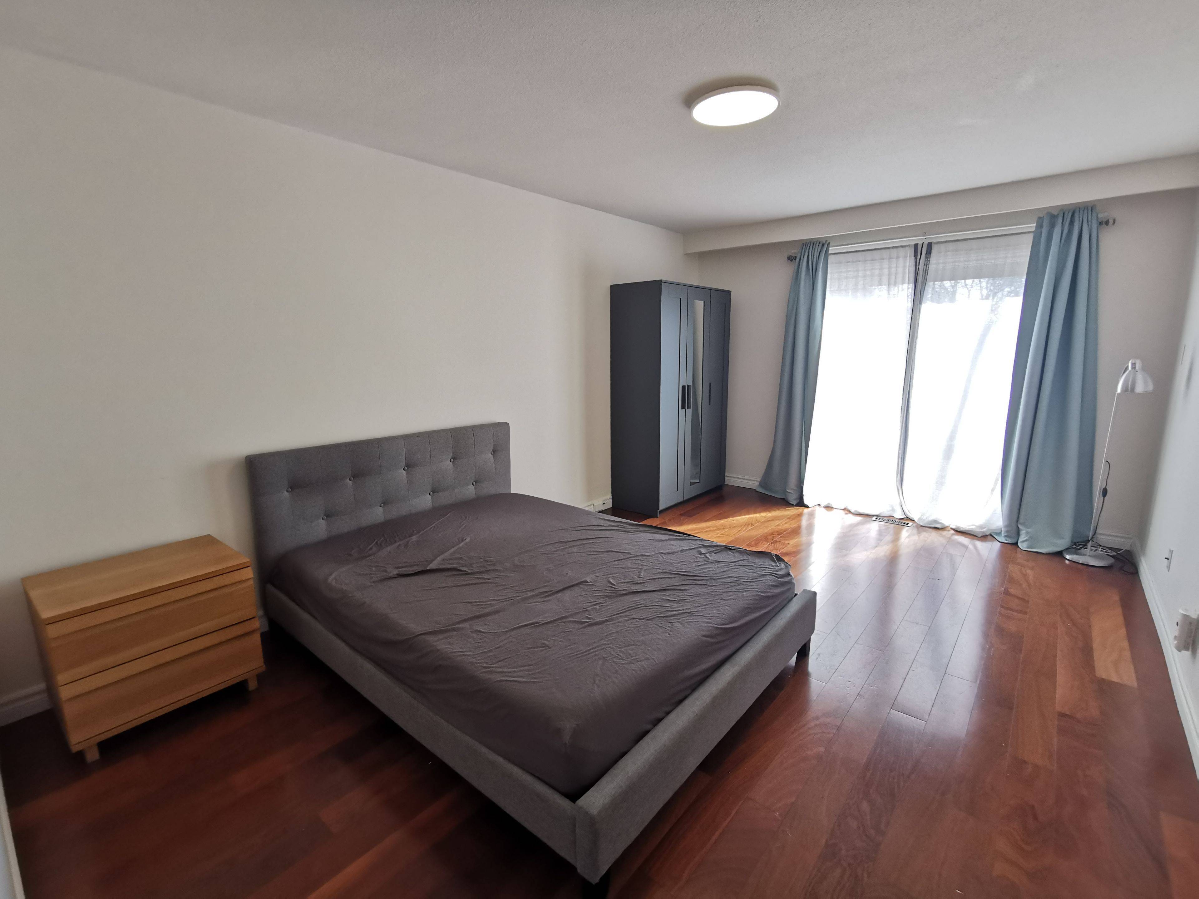 Toronto C15, ON M2M 2Y5,84 Harrington CRES #Middle