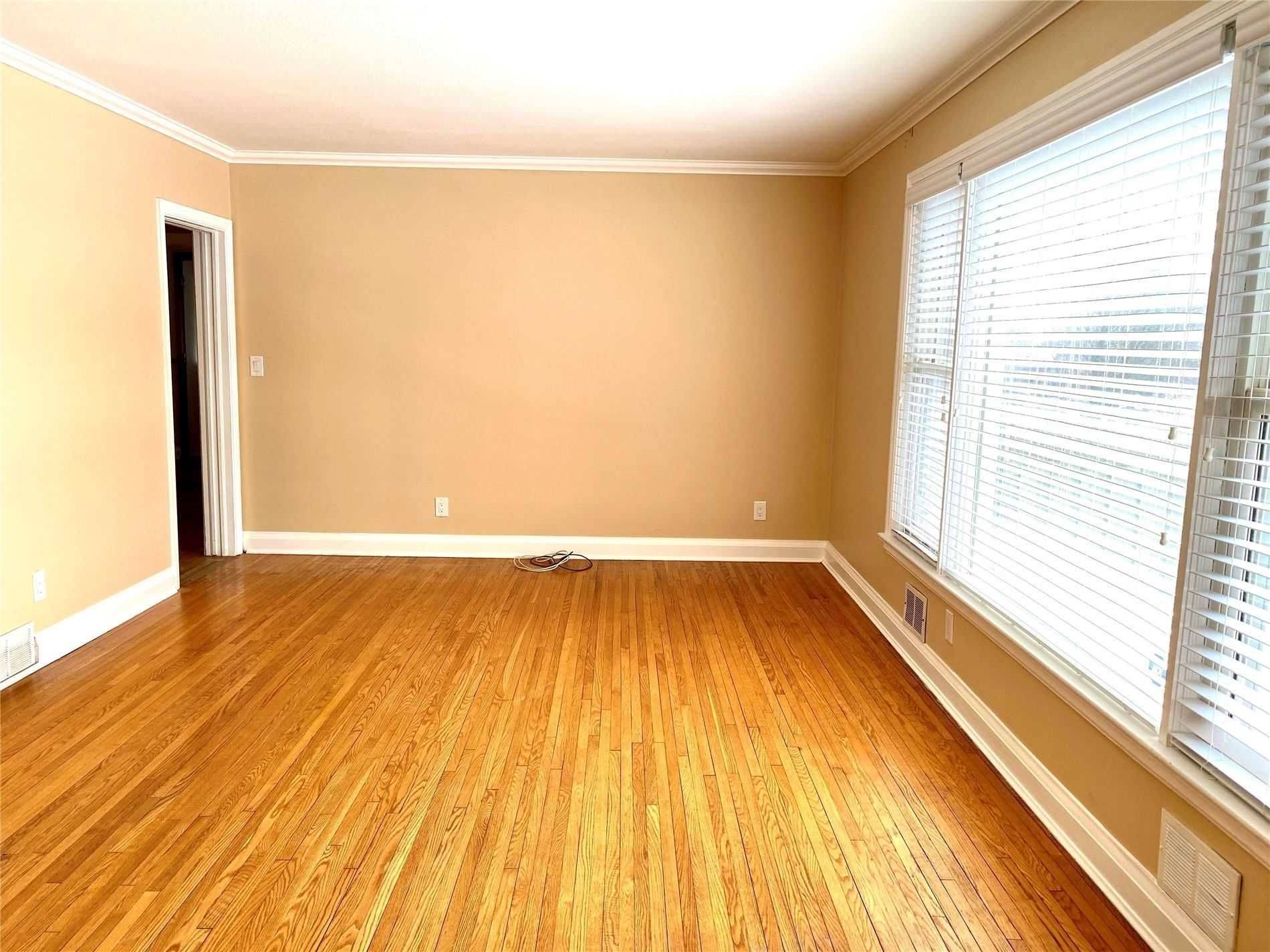 Oshawa, ON L1H 3X3,49 Grassmere CT