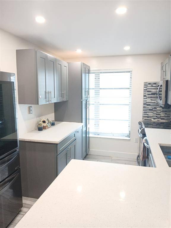 Lauderhill, FL 33319,4170 Inverrary Dr #412