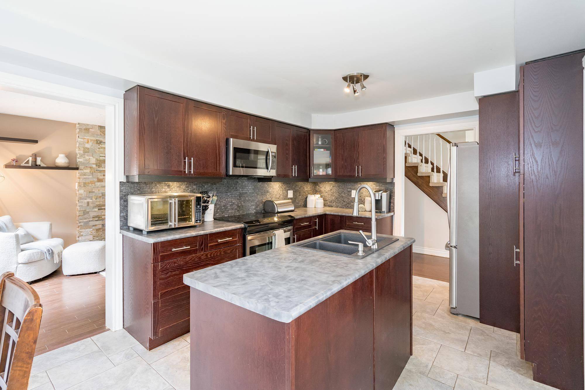 Barrie, ON L4N 7J5,142 Livingstone ST W