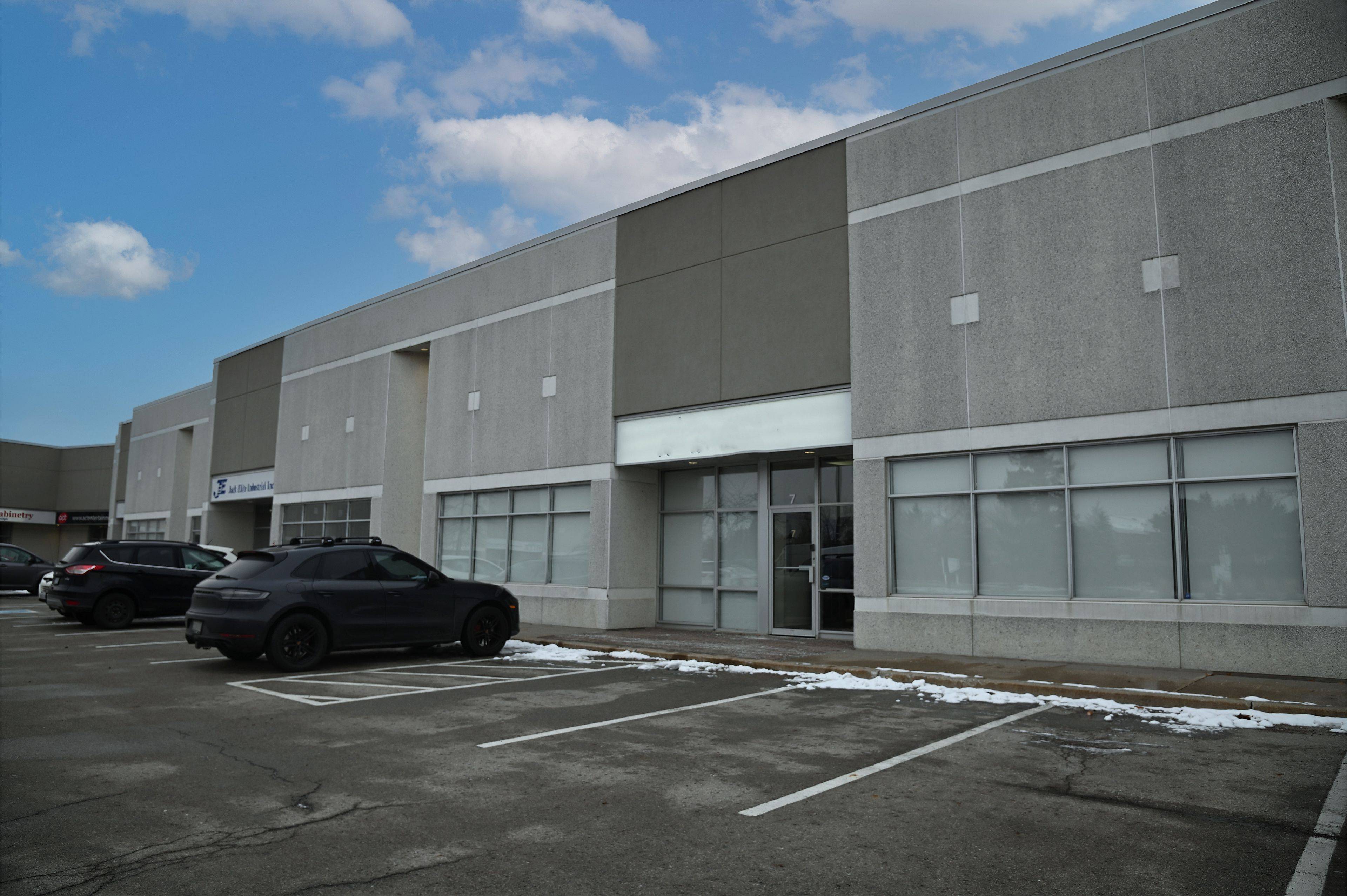 Mississauga, ON L5L 5Y6,3200 Ridgeway DR #7-8