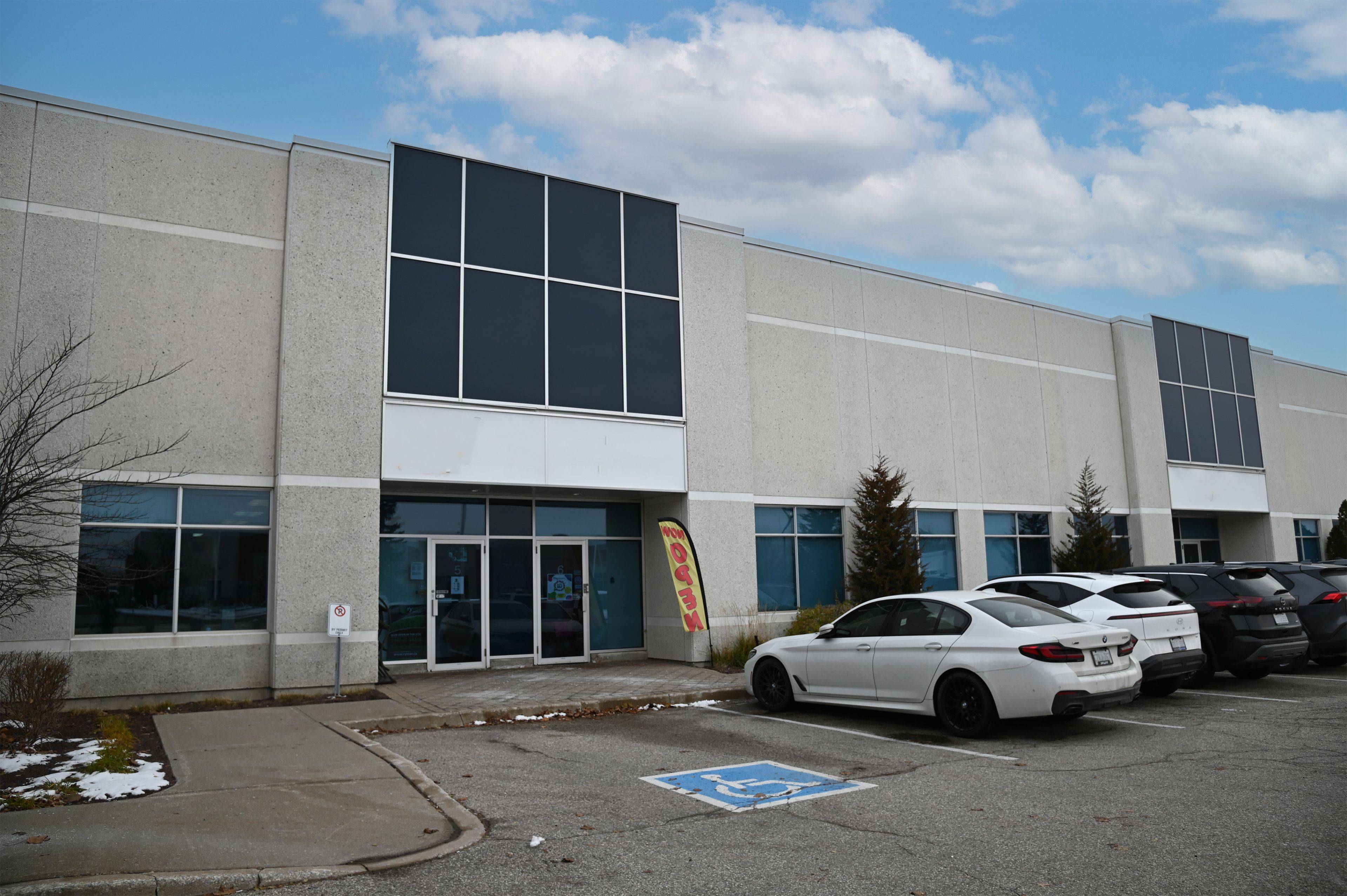 Mississauga, ON L5L 5Z8,3615 Laird RD #6