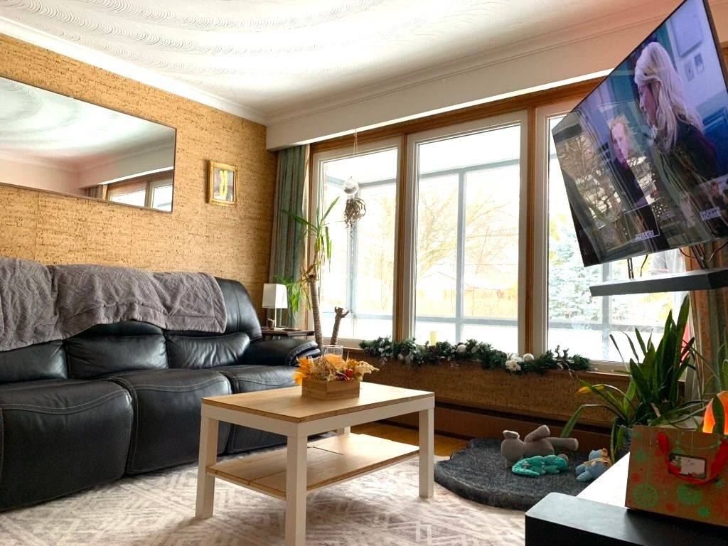 Burlington, ON L7T 3Y2,860 Francis RD