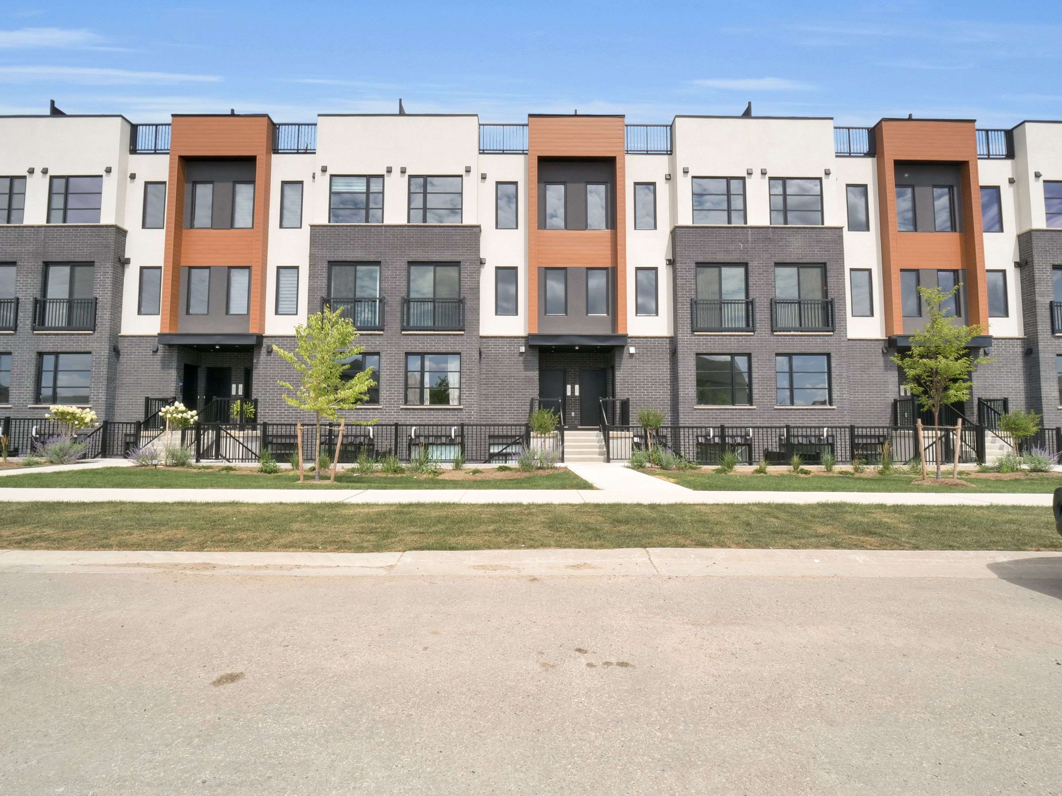 London South, ON N6P 0H9,3900 Savoy ST #11