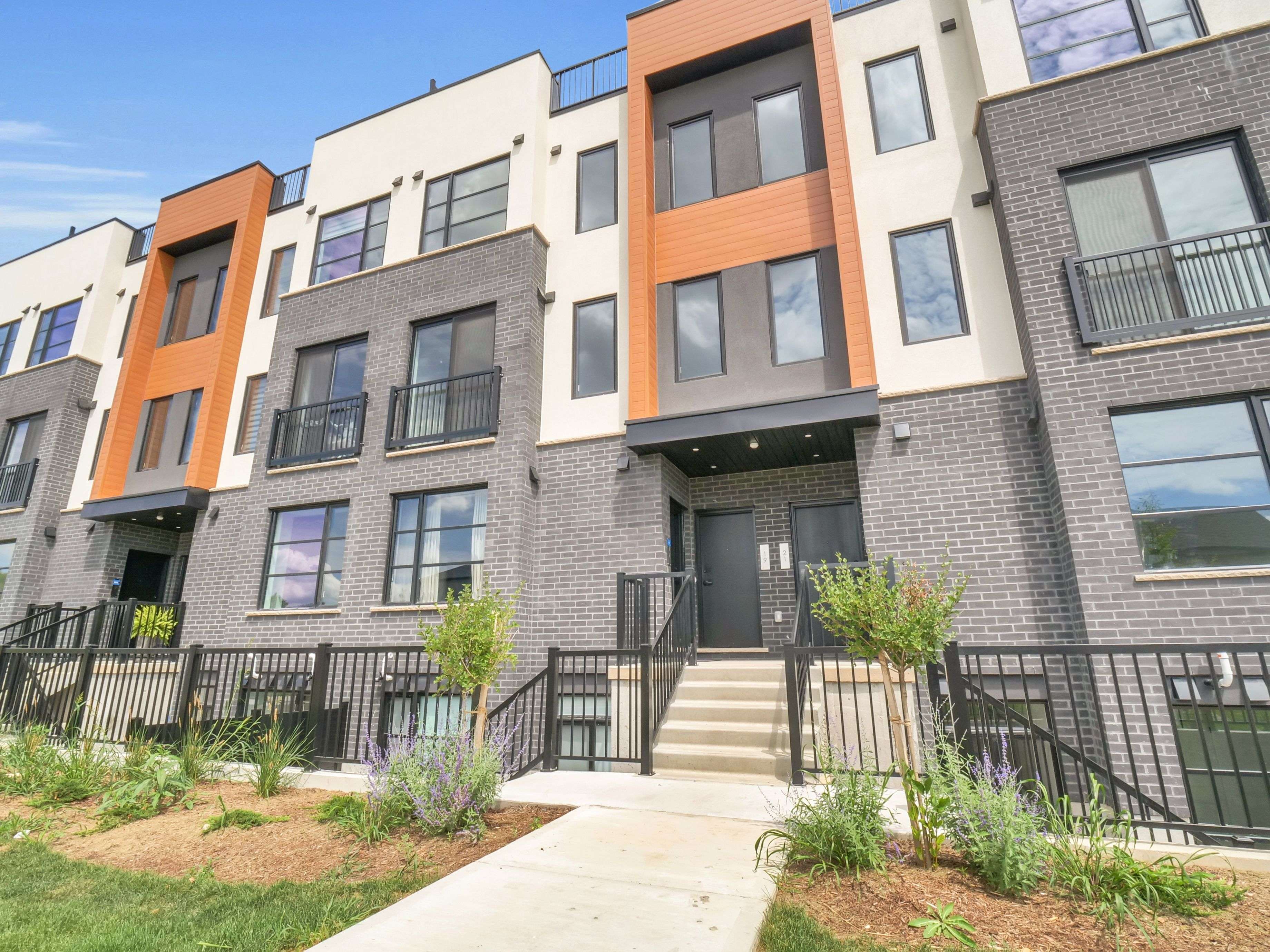 London South, ON N6P 0H9,3900 Savoy ST #11