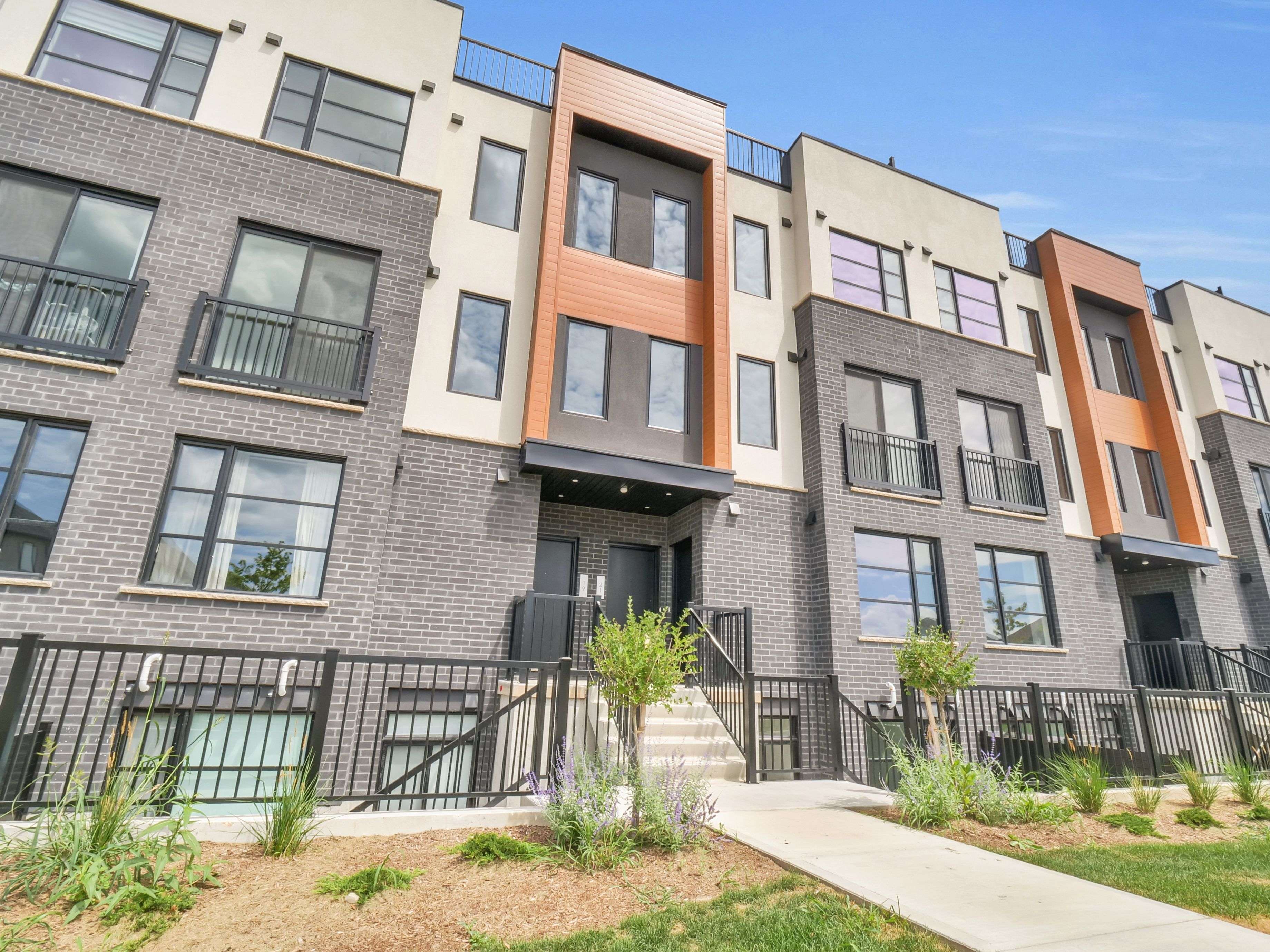 London South, ON N6P 0H9,3900 Savoy ST #11