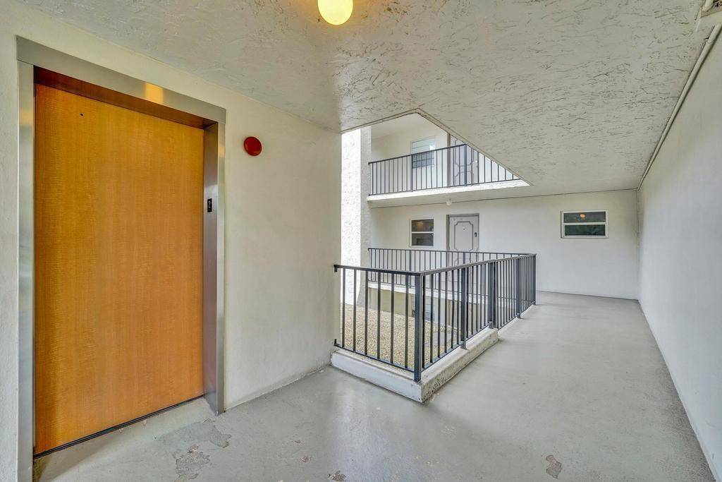 Davie, FL 33324,9480 Poinciana Pl #201