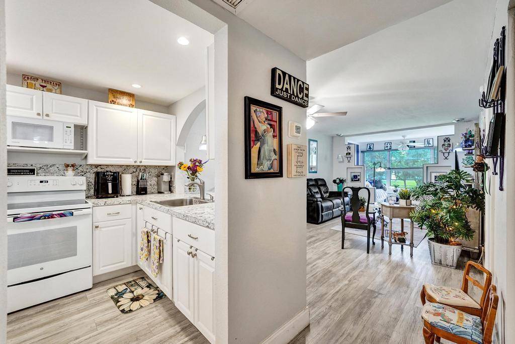 Davie, FL 33324,9480 Poinciana Pl #201