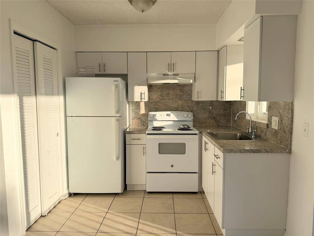 Hollywood, FL 33021,600 S Luna Ct #24