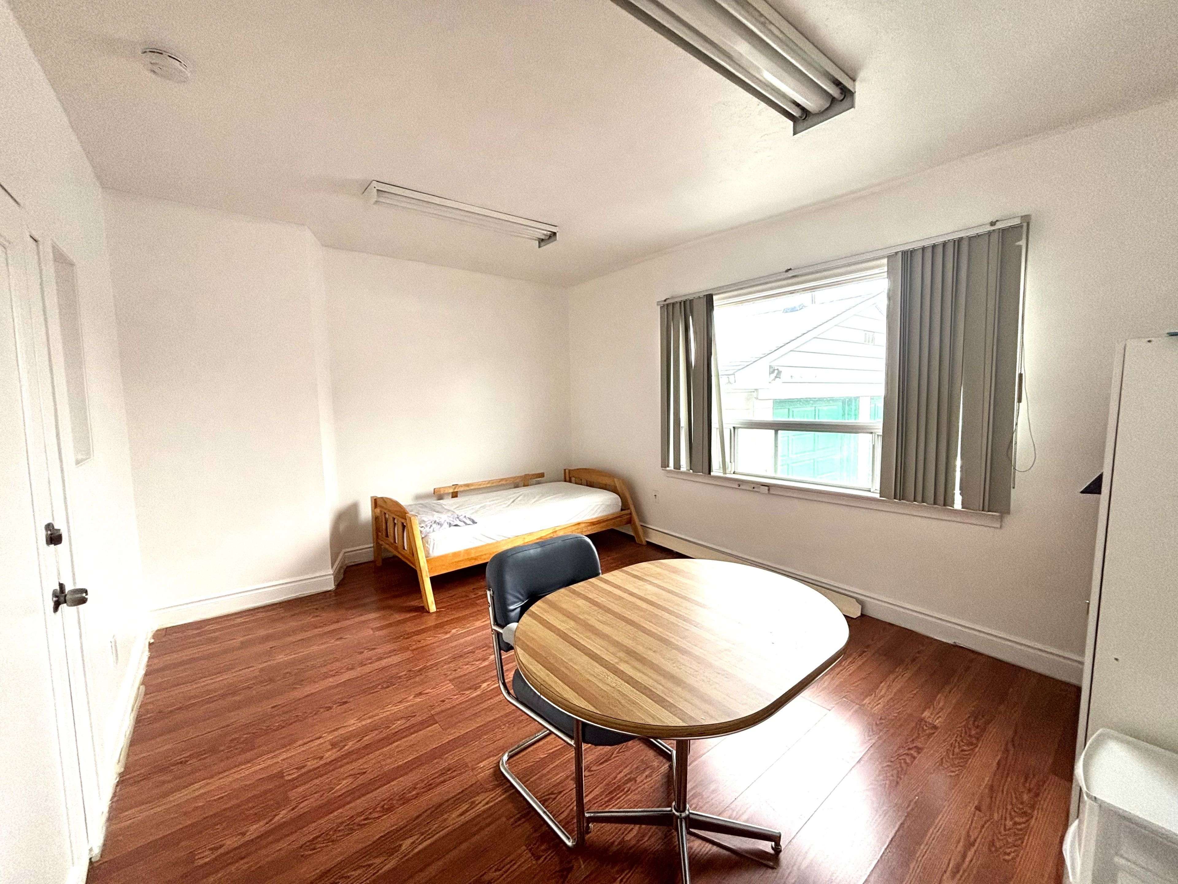 Toronto W06, ON M8W 3C3,127 Thirtieth ST