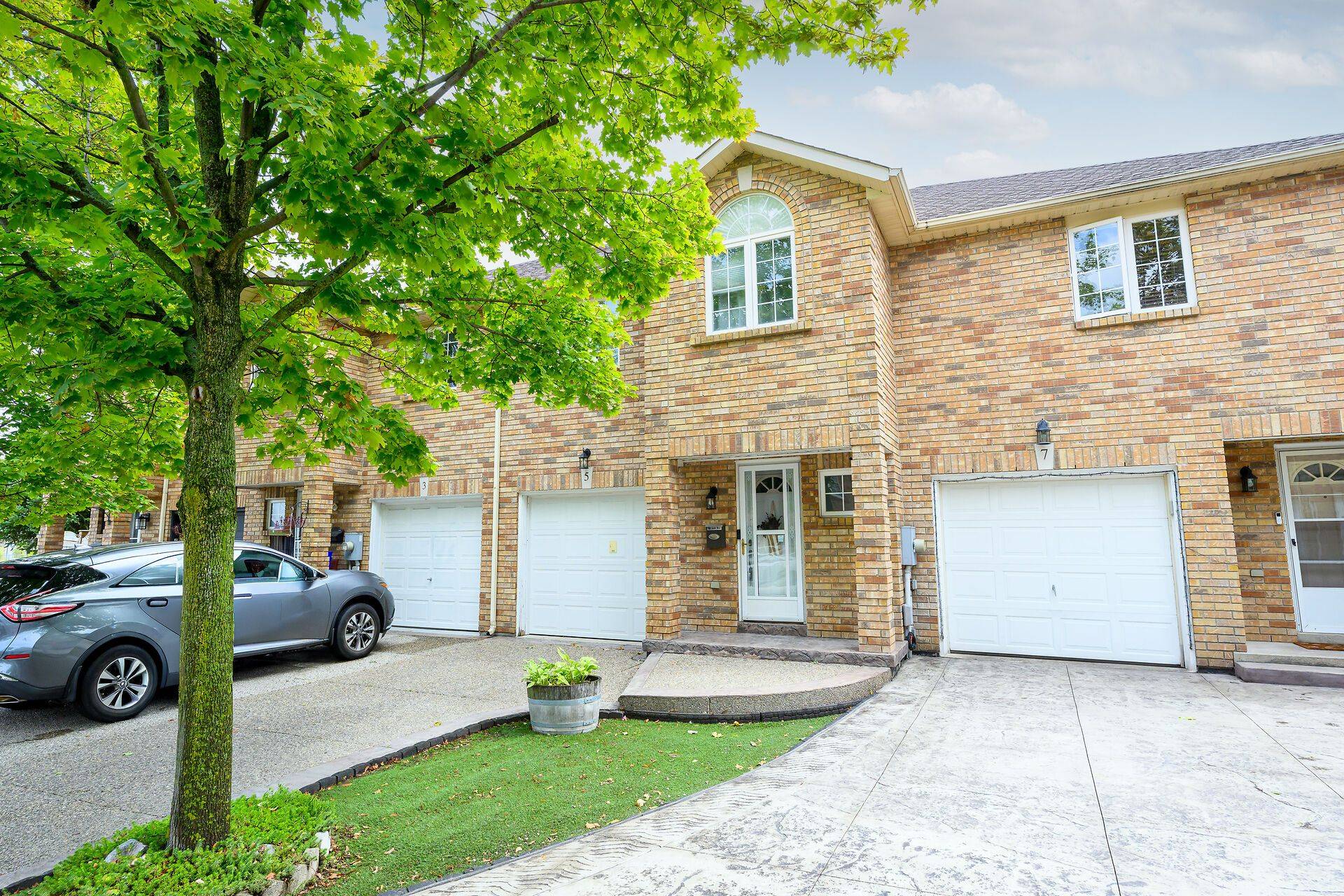 Hamilton, ON L8E 5W7,5 Vulcan CT
