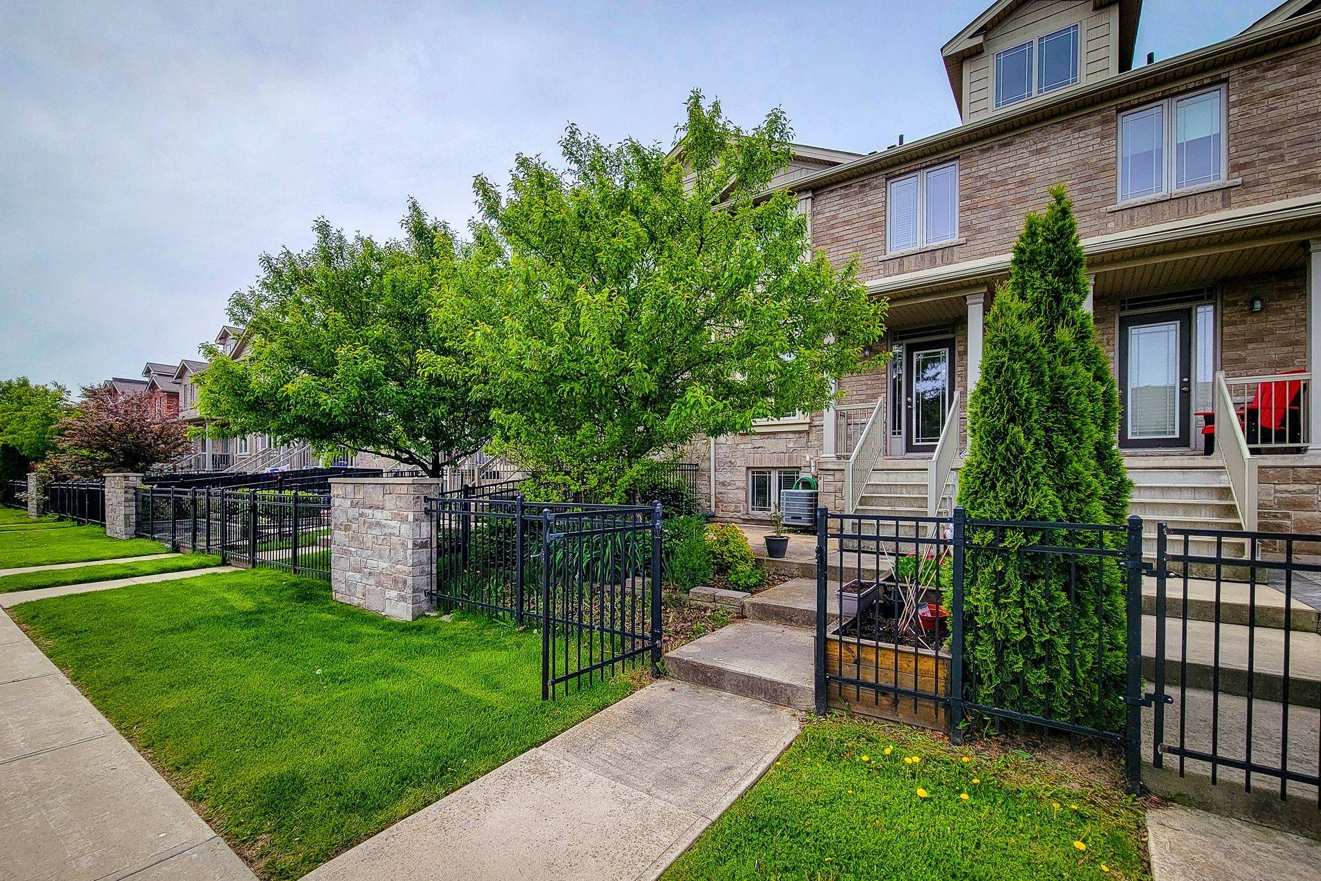 Grimsby, ON L1M 0C4,6 Chestnut DR #15