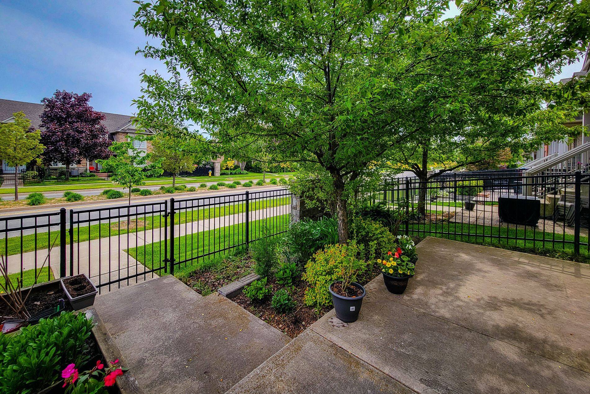 Grimsby, ON L1M 0C4,6 Chestnut DR #15