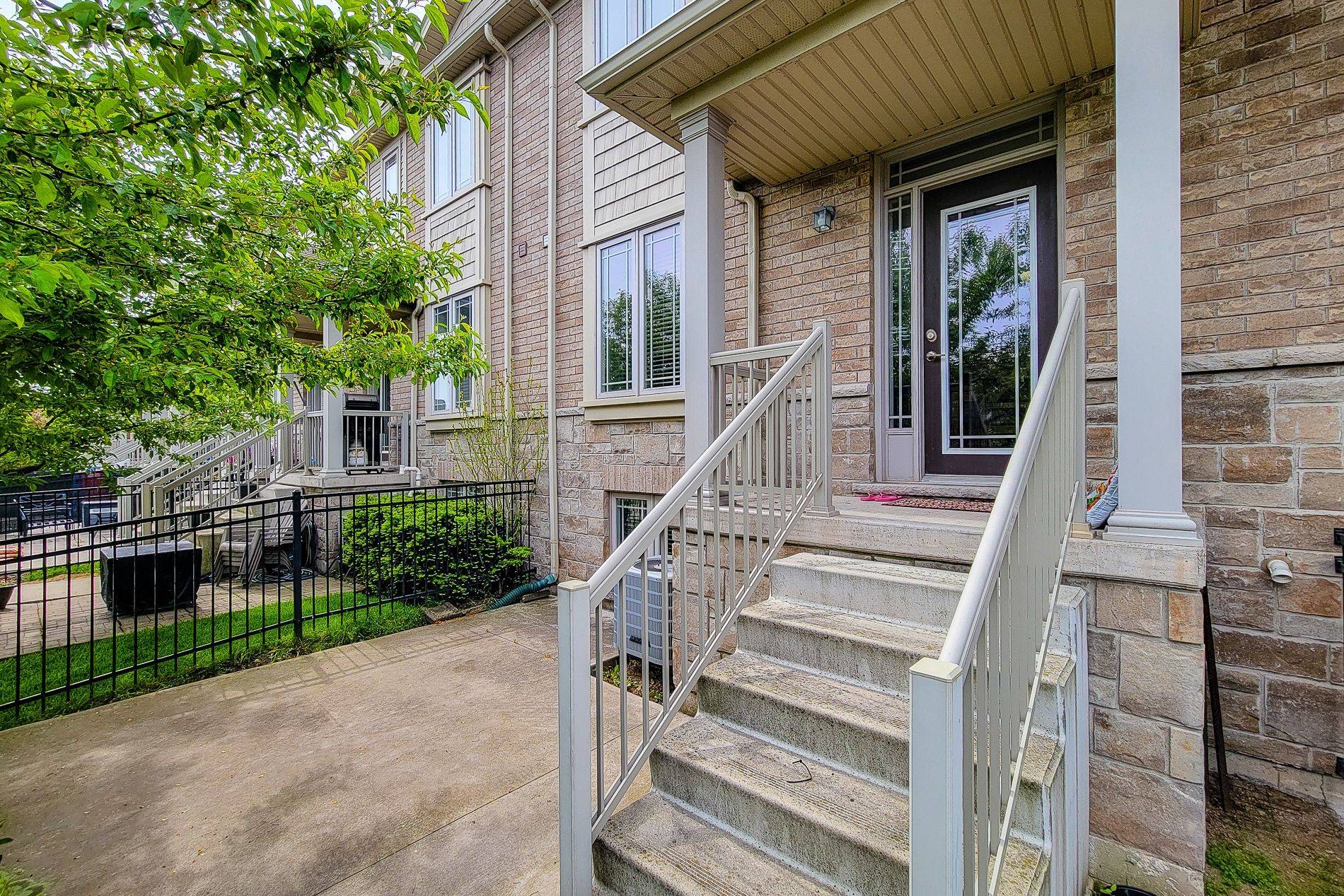 Grimsby, ON L1M 0C4,6 Chestnut DR #15