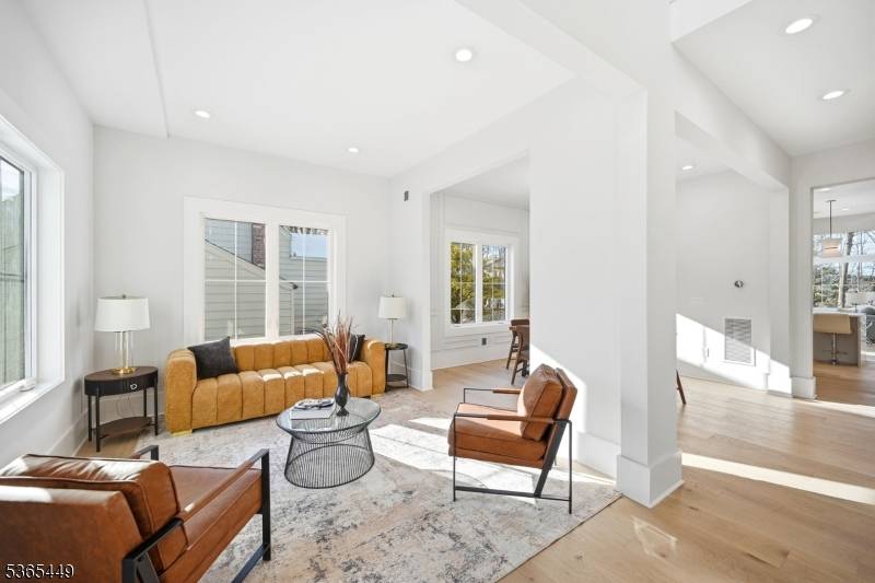 Livingston Twp., NJ 07039,8 Montgomery Rd