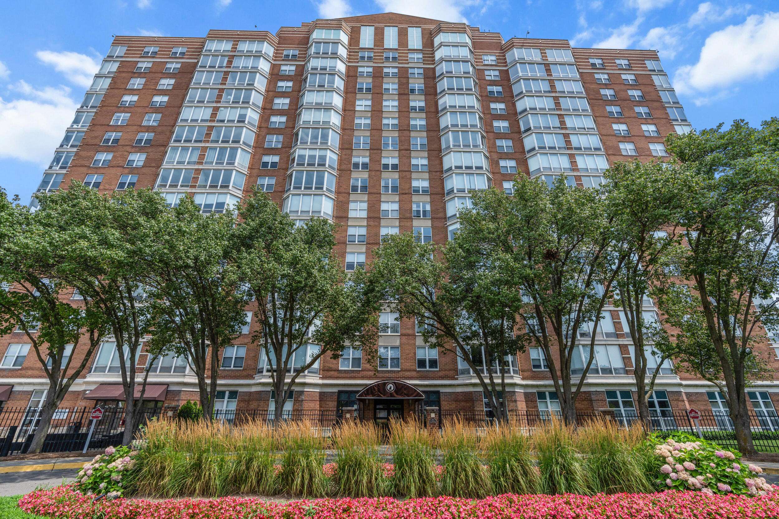 Detroit, MI 48207,250 E Harbortown DR #103