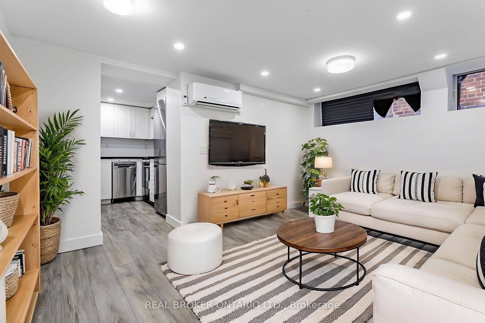 Toronto C04, ON M5N 2E2,1088 Avenue RD #C