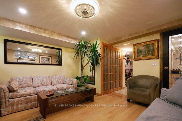 Toronto C02, ON M6G 3J5,244 Rushton RD #B